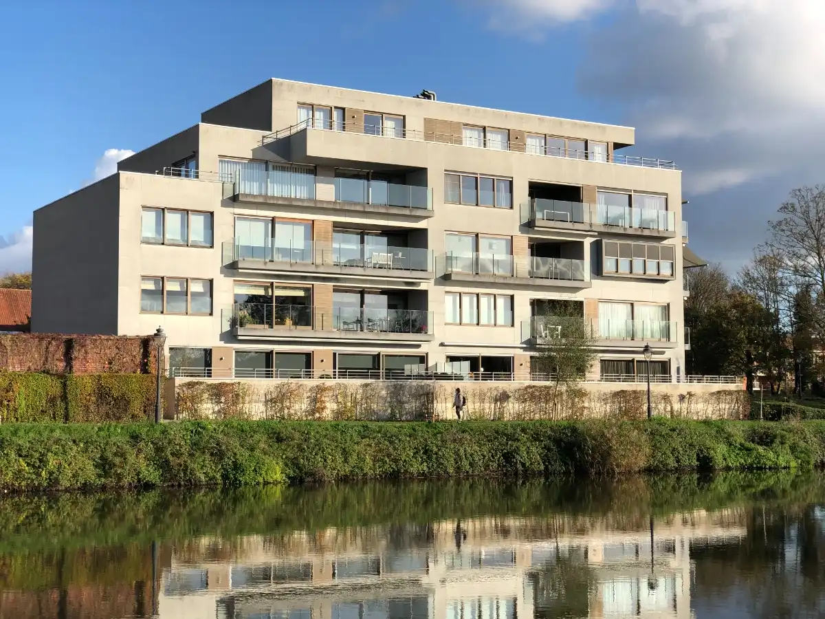 LUXE APPARTEMENT + zeer riant zongericht terras, dubbele garage & (wijn)kelder foto 11