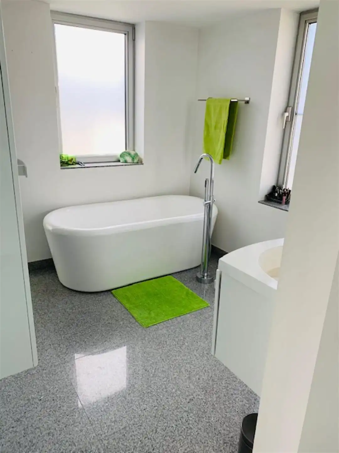 Moderne halfopen woning met 3 slaapkamers foto 17
