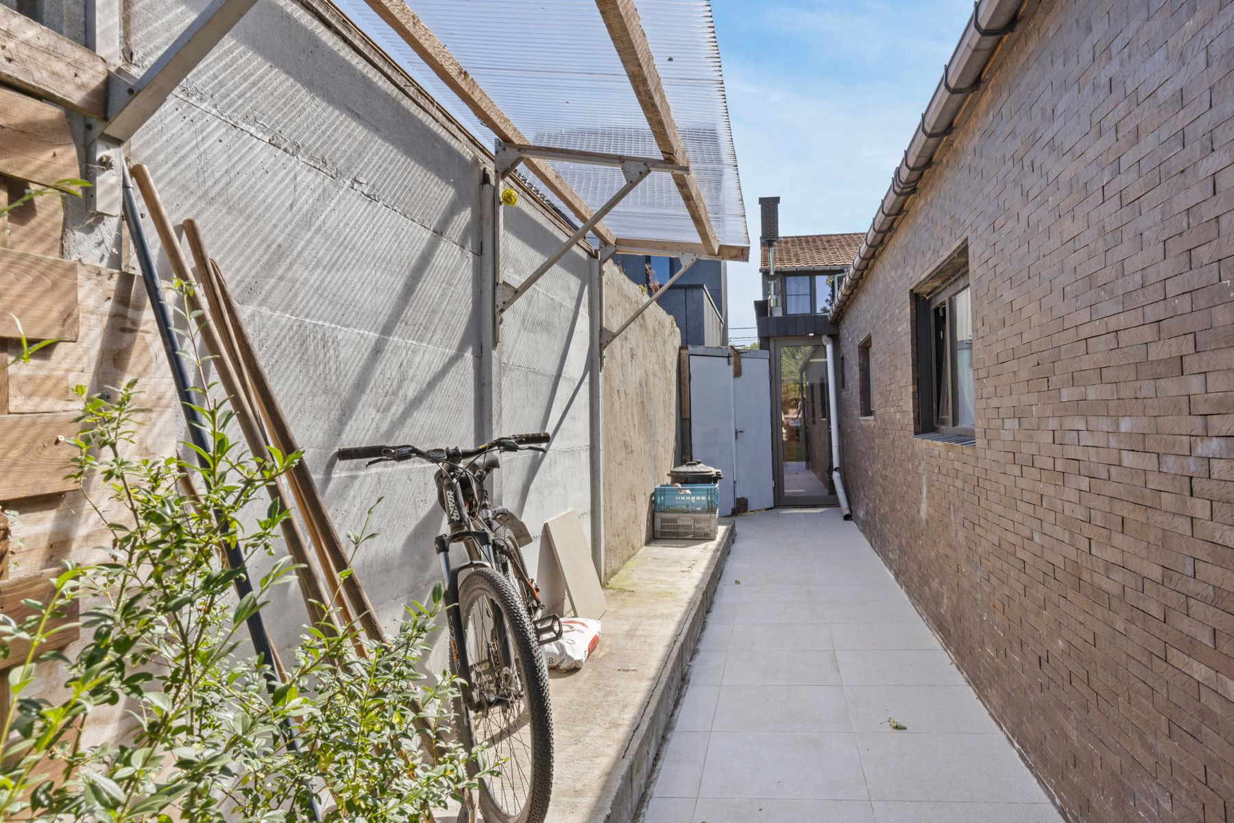 Instapklare gerenoveerde starterswoning met 2 slpks en oostgerichte tuin (500m2) foto 21