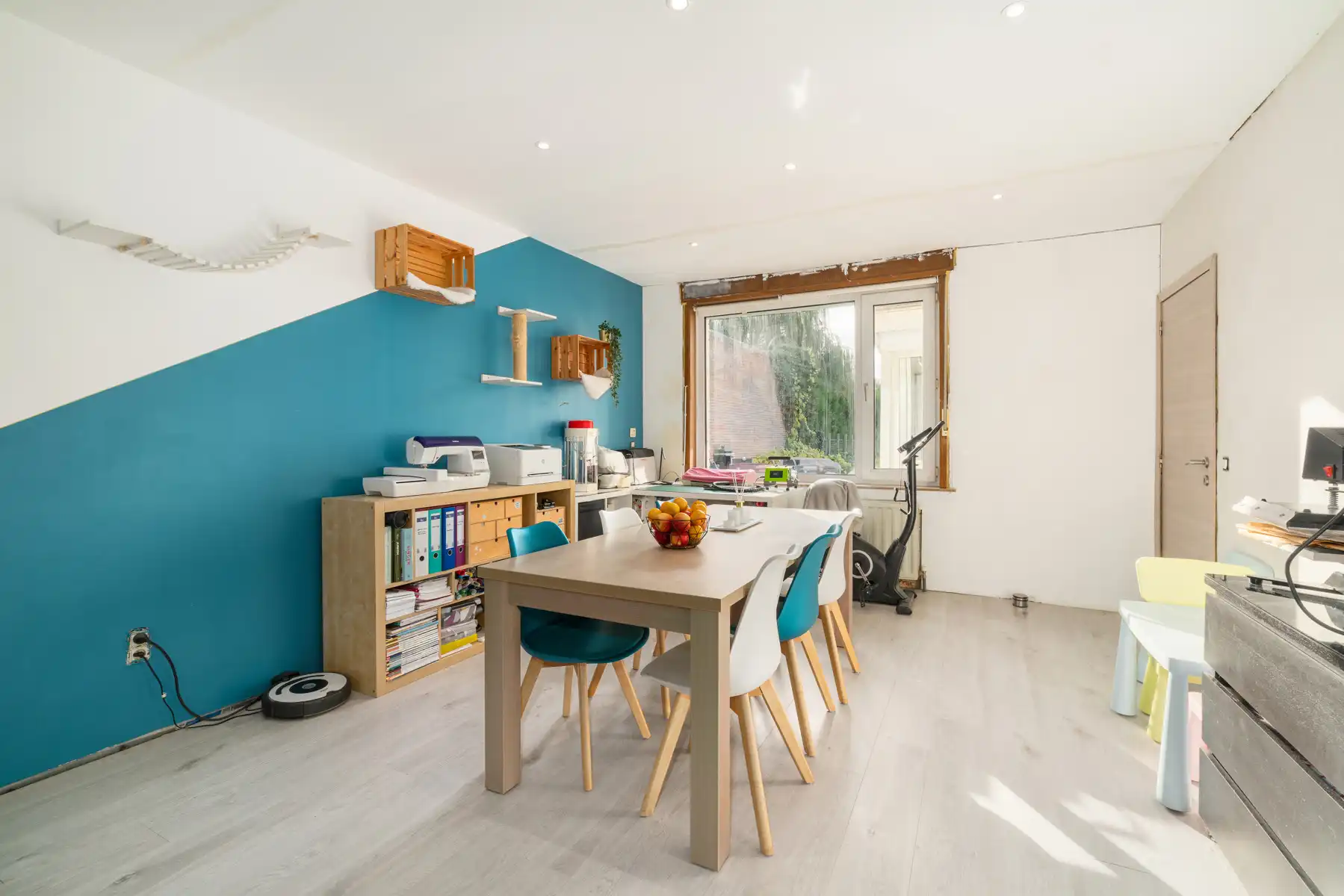 TE KOOP - deels gerenoveerde woning met 4 slaapkamers foto 3