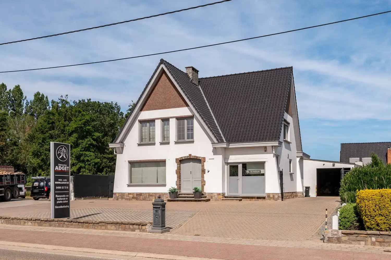 Hoofdfoto van de publicatie: Ruime, degelijke gezinswoning met magazijn op een perceel van 930 m².