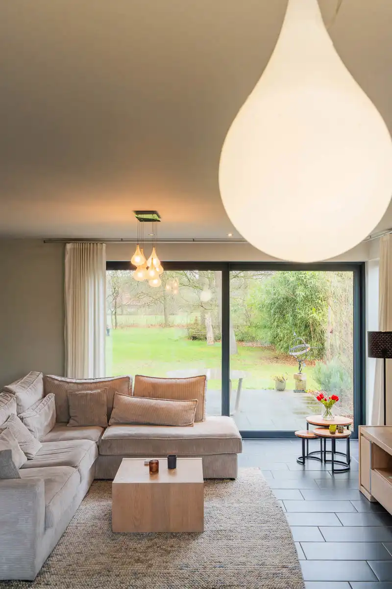 Ruime en moderne open bebouwing met prachtige tuin foto 5