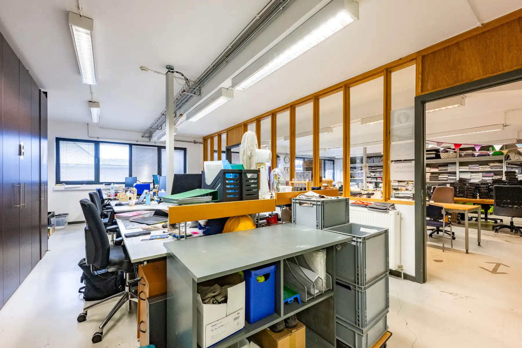 Ruim en veelzijdig bedrijfspand met parking en opslag foto 32