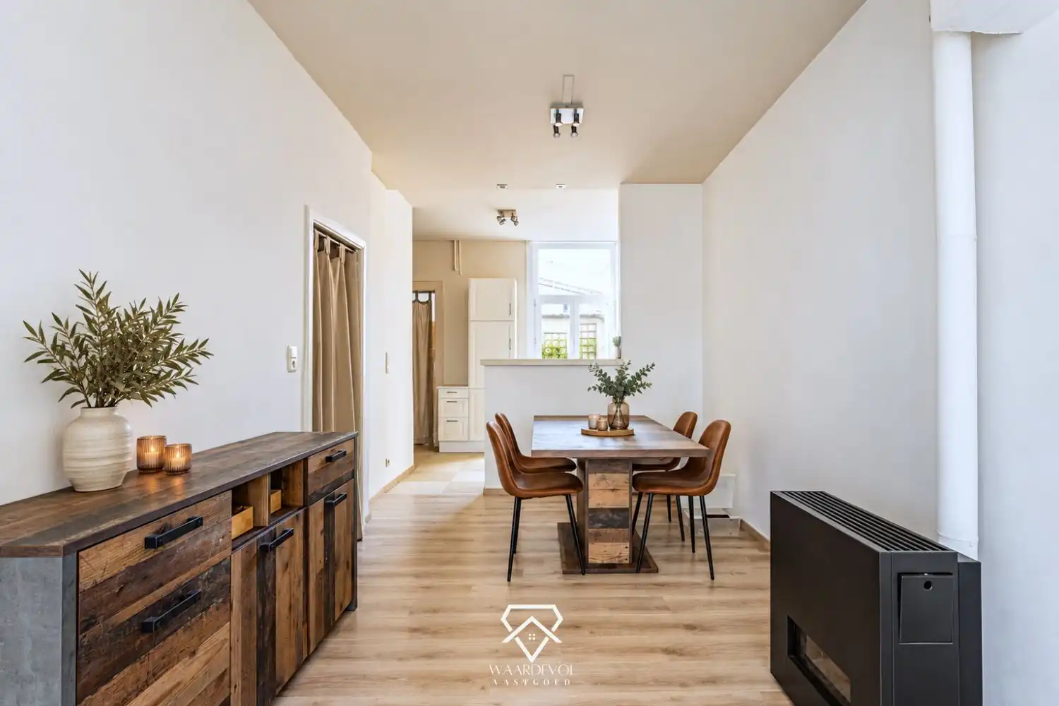 Hoofdfoto van de publicatie: Instapklare woning met drie verdiepingen en buitenruimte in Gent