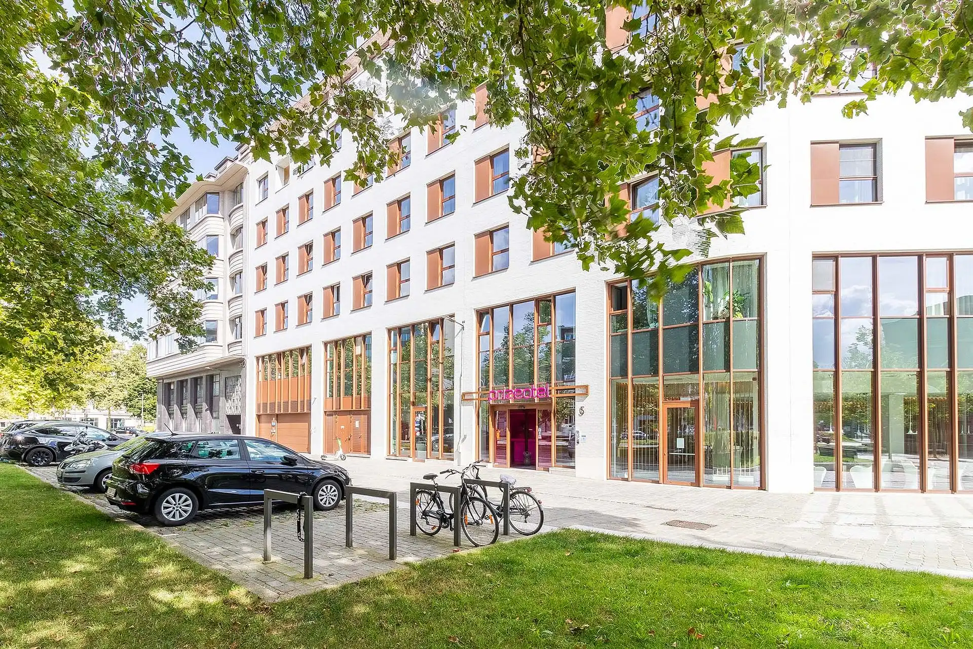 Zorgeloze hotelinvestering in het centrum foto {{pictureIndex}}