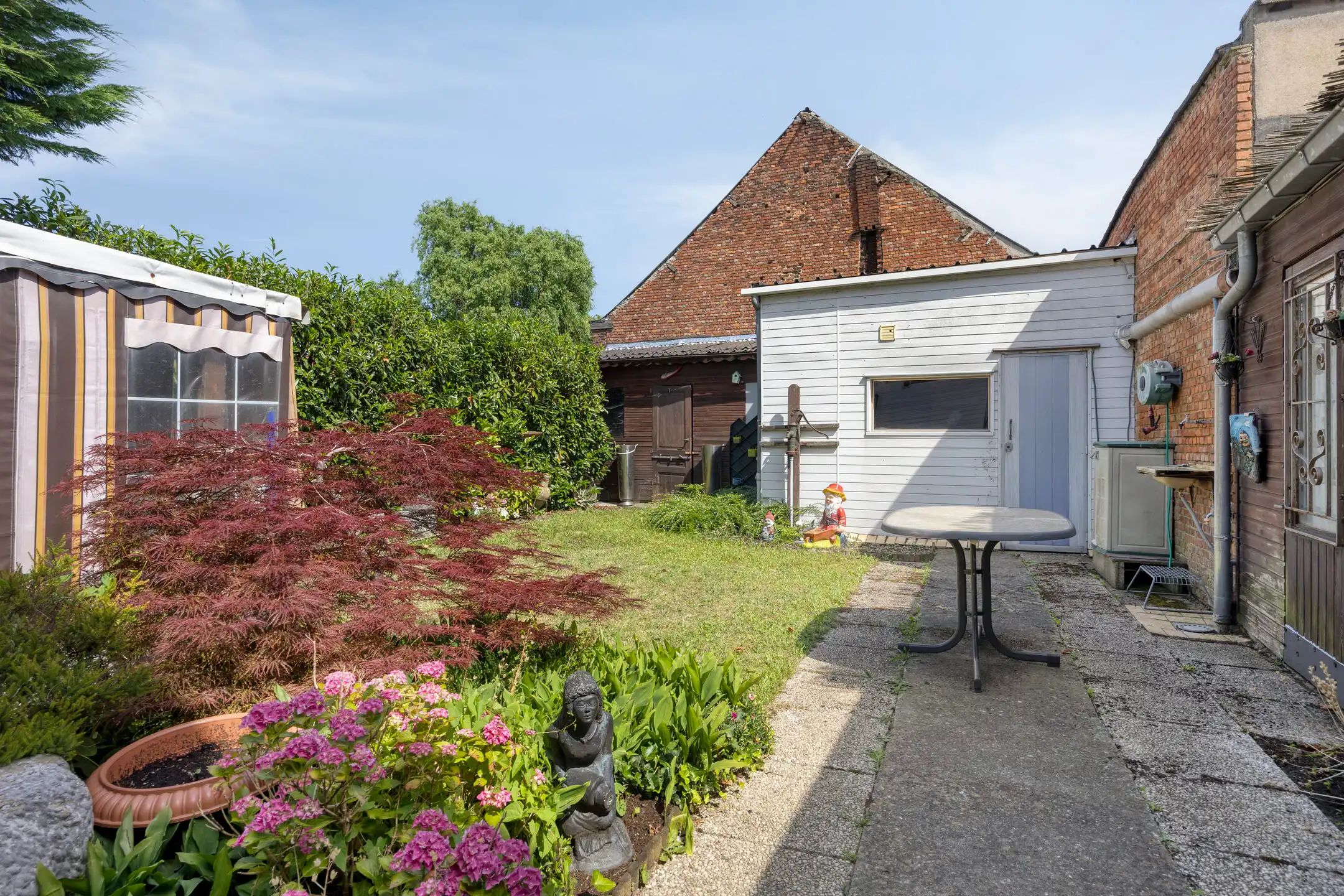 Te renoveren woning met garage en tuin foto 27