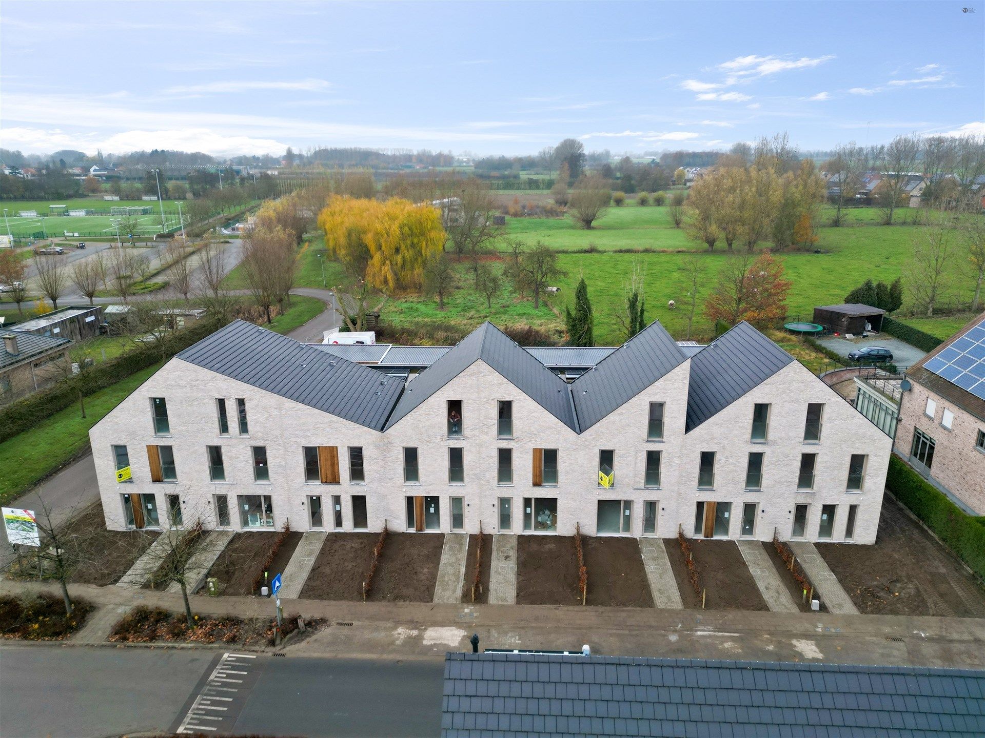 Zeer kwalitatieve woning met aanpalende carport foto 3