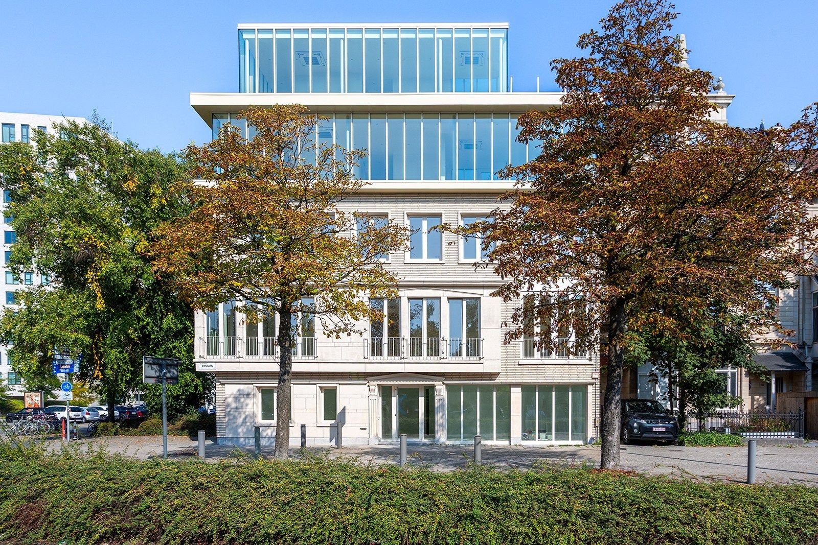 Architecturaal kantoorgebouw op absolute zicht locatie!  foto {{pictureIndex}}