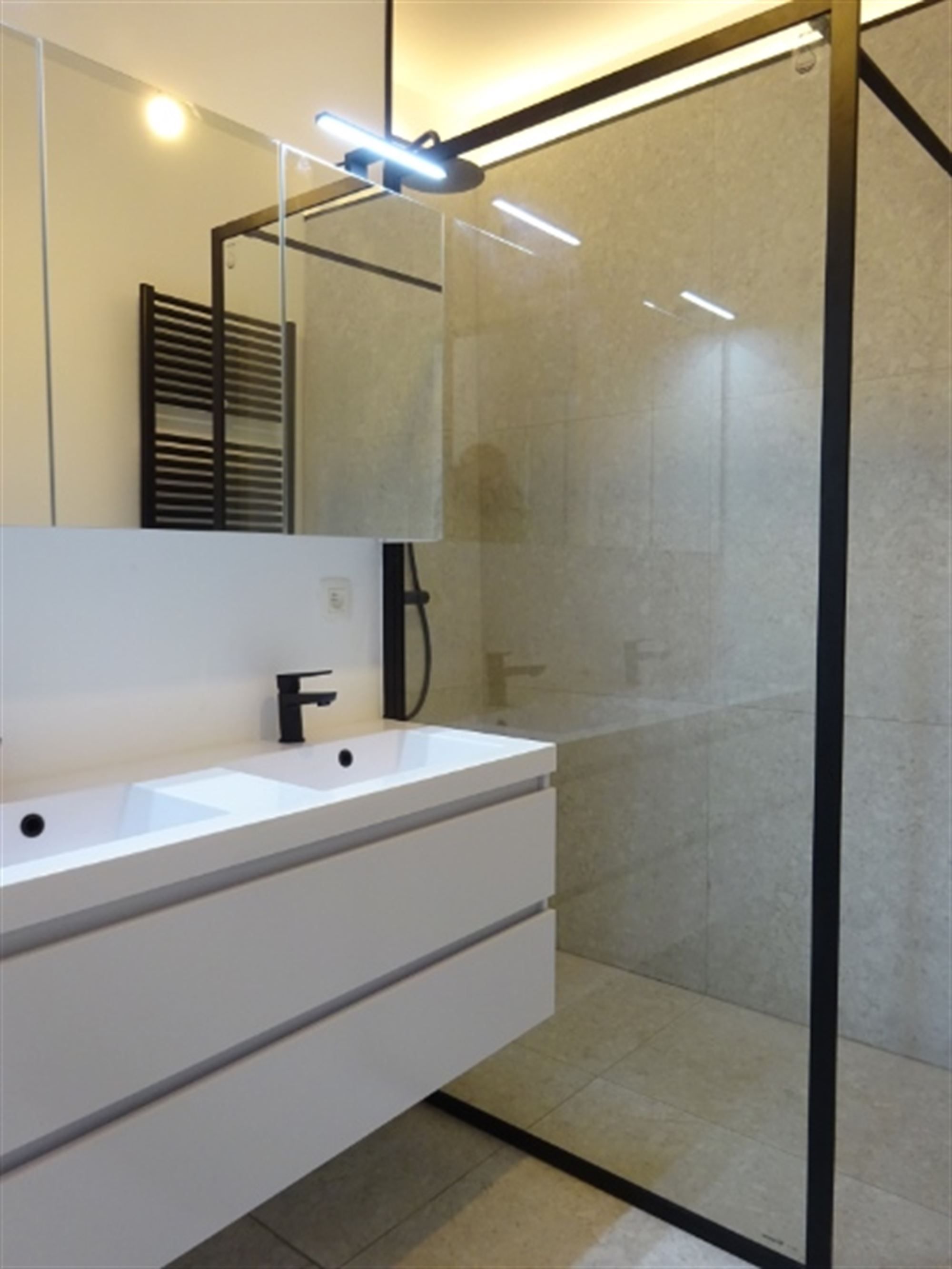 Prachtig gerenoveerd appartement met 2 slaapkamers. foto 6