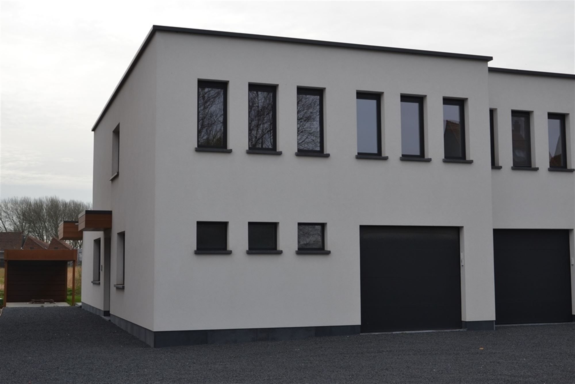 Bijzonder rustig en mooi gelegen moderne energiezuinige woning met carport en tuin. foto {{pictureIndex}}