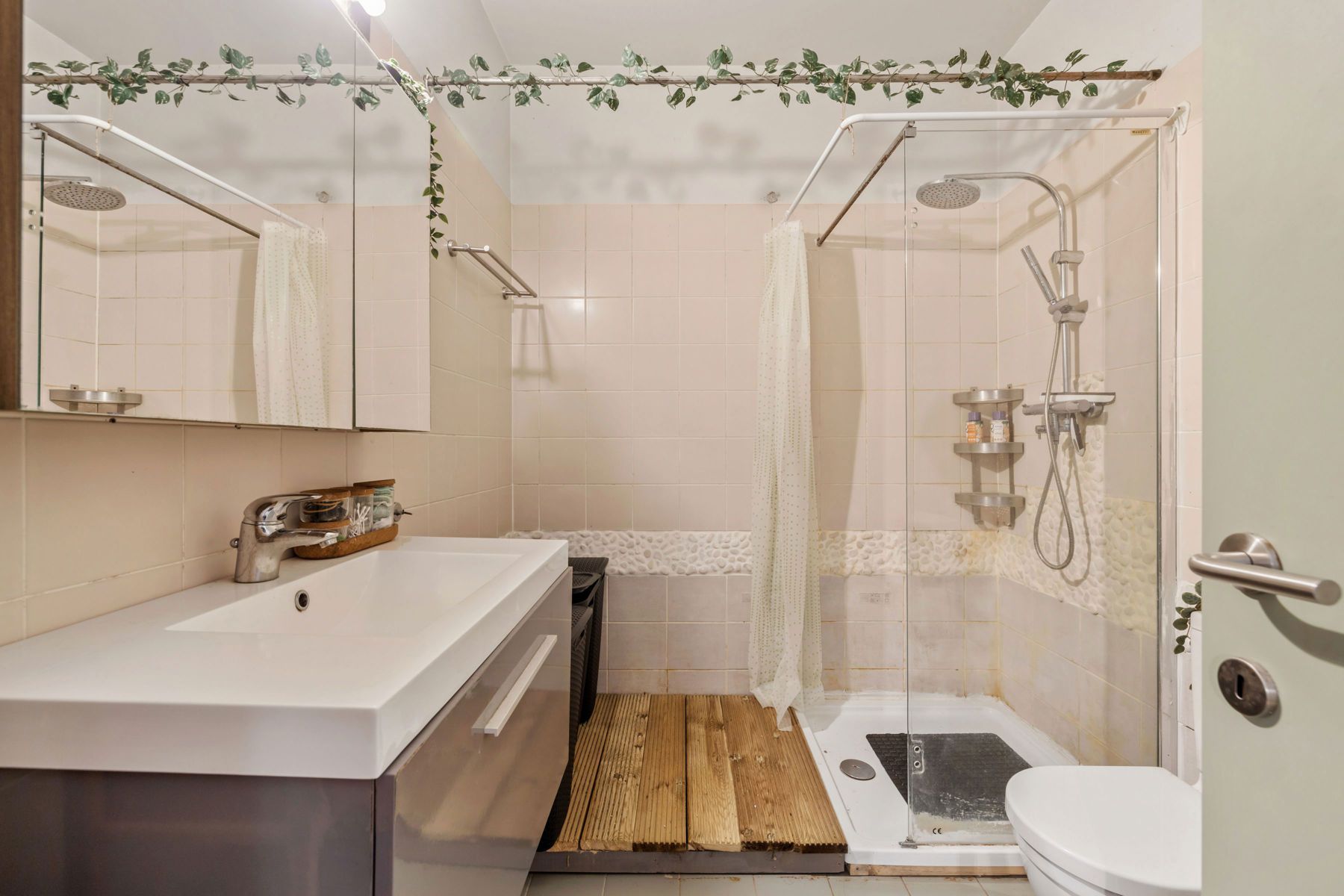 Uniek appartement/studio met terras, tuin en bijgebouw foto 12