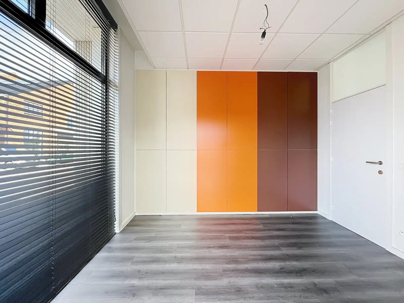 Instapklaar lichtrijk GERENOVEERD pand met mooie open kantoor/praktijkruimte en 4 aparte burelen/consultatieruimtes. foto 8