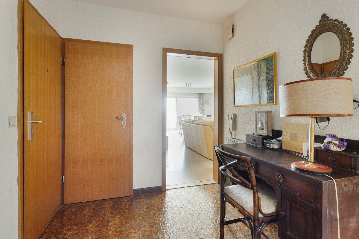 Te renoveren appartement met panoramisch terras en privéparking. foto 7