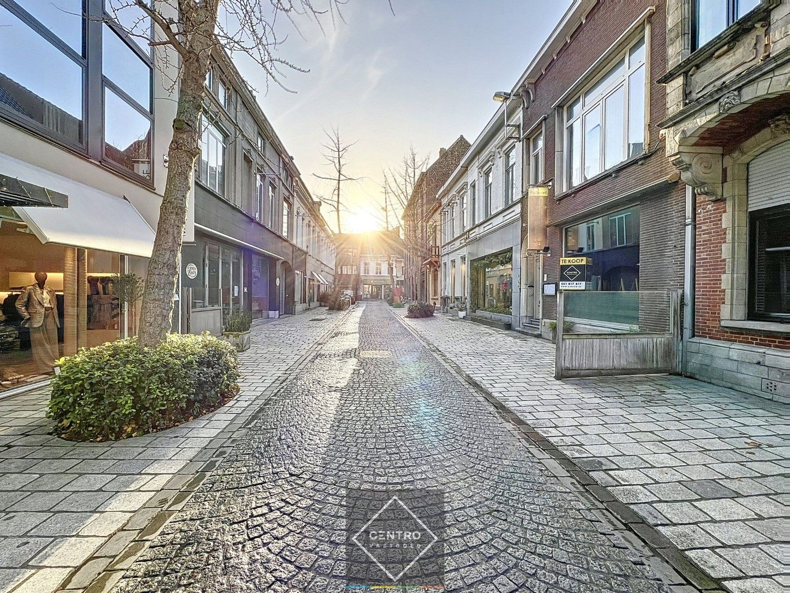 Charmant herenhuis in HARTJE Roeselare, ideaal voor horeca, als kantoor- of praktijkruimte of als WOONST ! foto {{pictureIndex}}