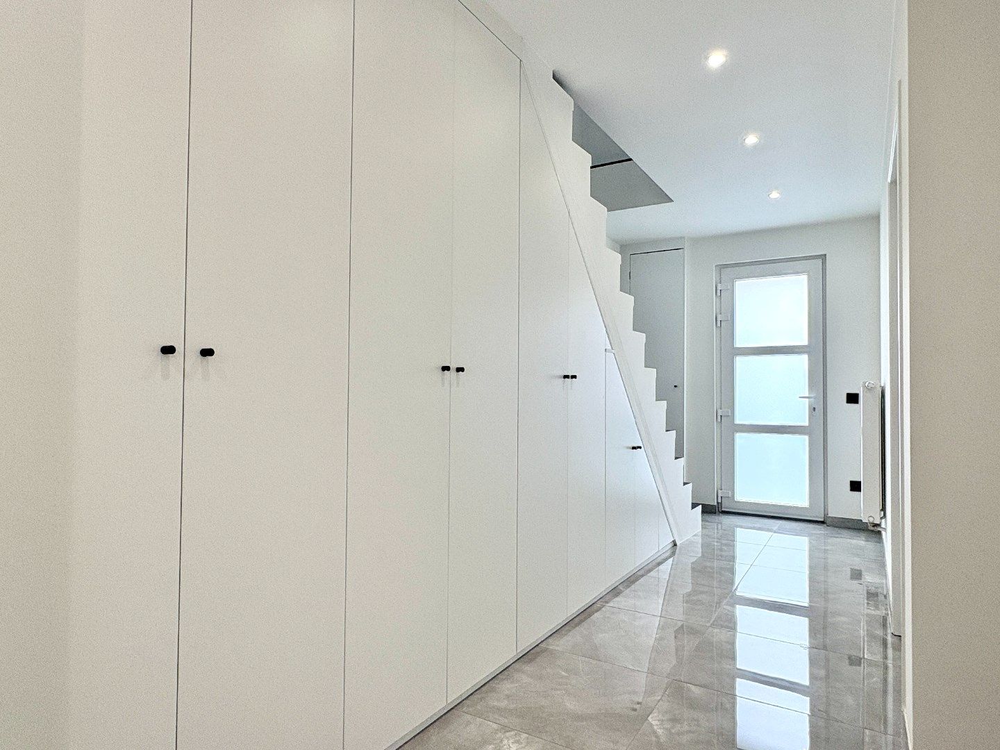 Compleet gerenoveerde woning met uitweg, 2 badks, ¾ slks en tuin. foto 9