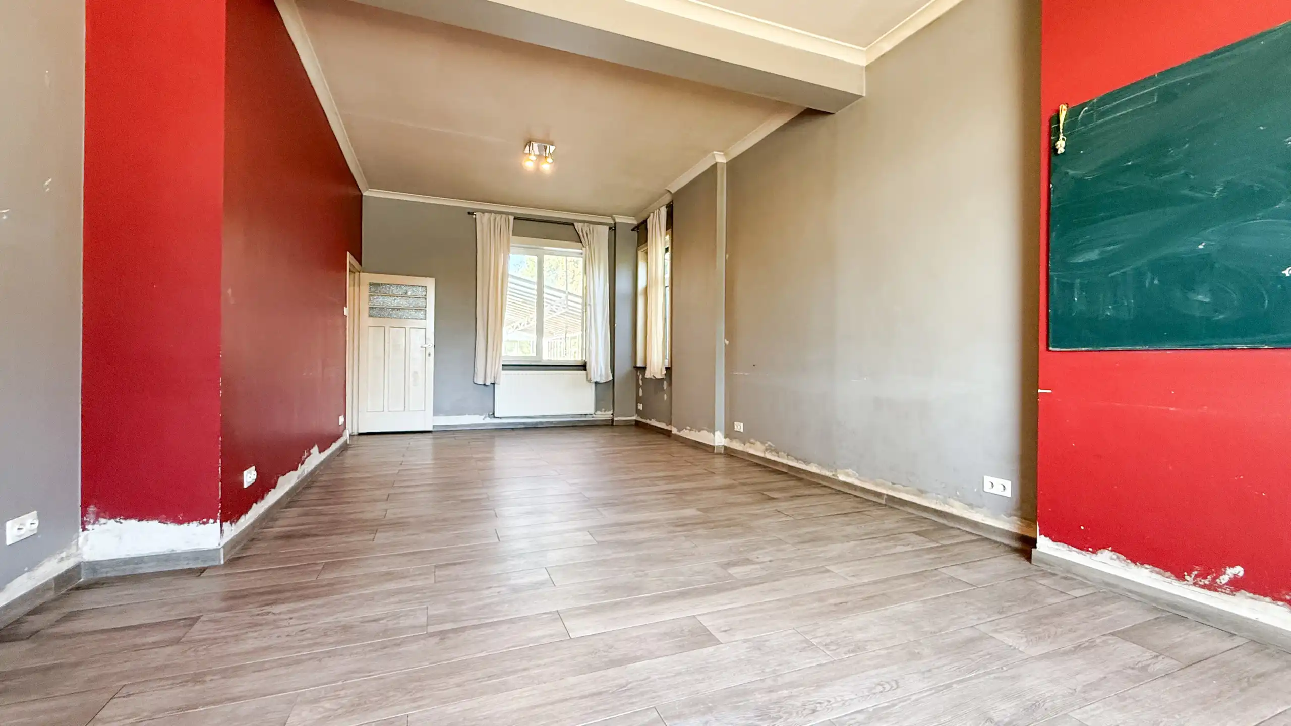 Te renoveren woning met 3 slpkms op ruim perceel van 8a58ca! foto 2