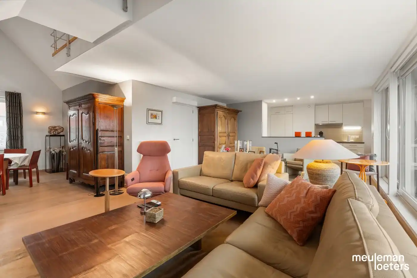 Riant en instapklaar duplexappartement met zéér ruime garagebox in centrum  foto 19