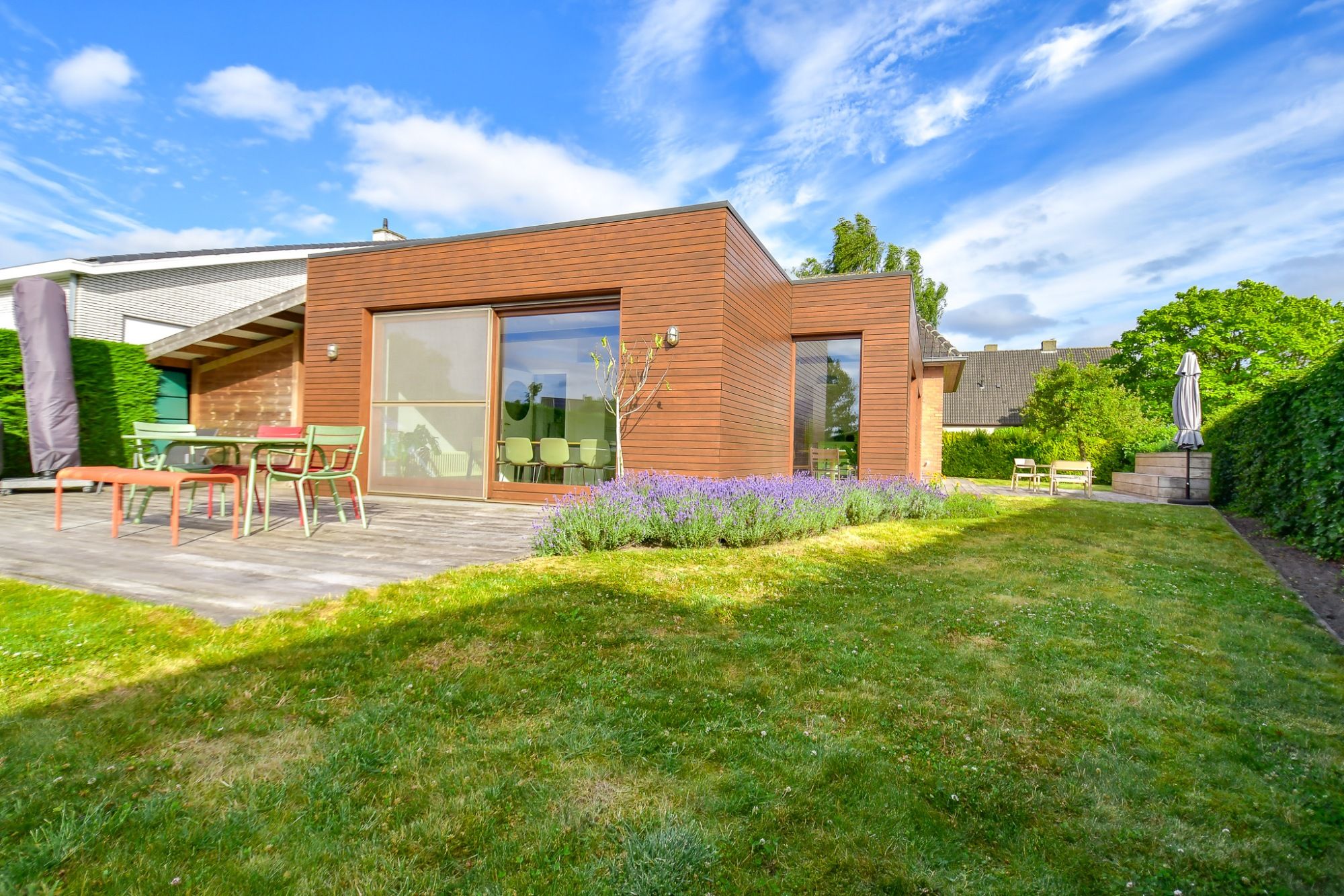 Trendy vernieuwde woning met uitbouw en grote tuin op uiterst rustige, doch centrale ligging. foto 2