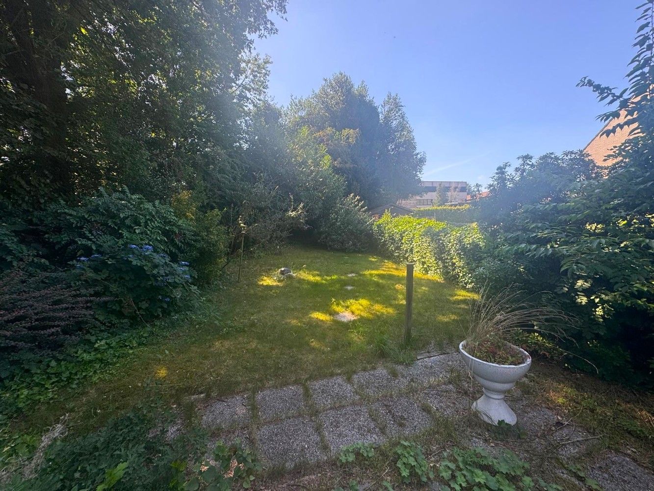 Zéér ruime rijwoning met terras en tuin nabij het centrum van Genk foto 12