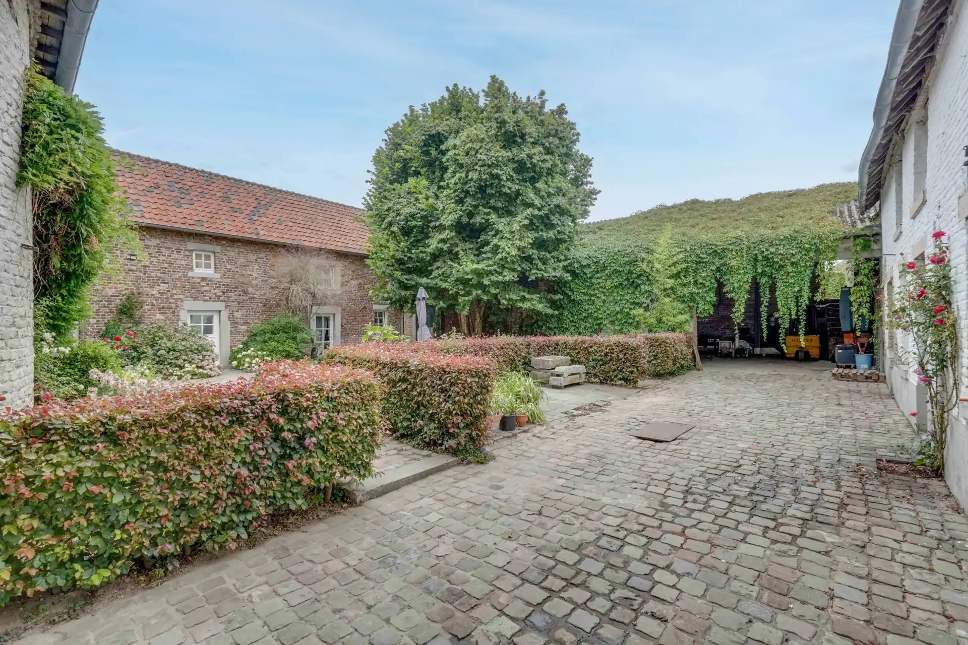 Karaktervolle vierkantshoeve met ruime binnenkoer foto 7