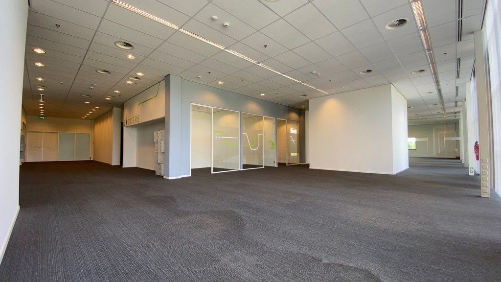 Instapklaar kantoor te huur nabij R8 in Kortrijk foto 3