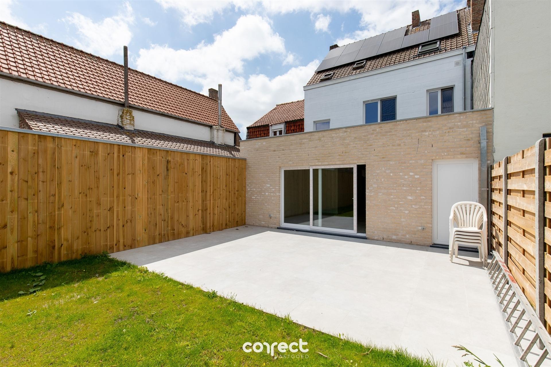 Volledig gerenoveerde, stijlvolle woning met 4 slaapkamers, 2 badkamers en een ruime zongerichte tuin, Instapklaar en energiezuinig! foto {{pictureIndex}}