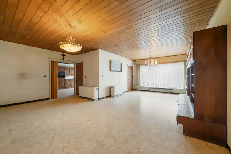 Westrozebeke-centrum. Te renoveren half open bebouwing, uitzonderlijke grote woning met veel bergruimte en garage. Potentieel als woonruimte 165-225m2. Tuin en tuinhuis. foto 4