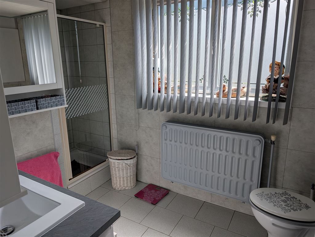 Gebouw met 2 appartementen en magazijn foto 18
