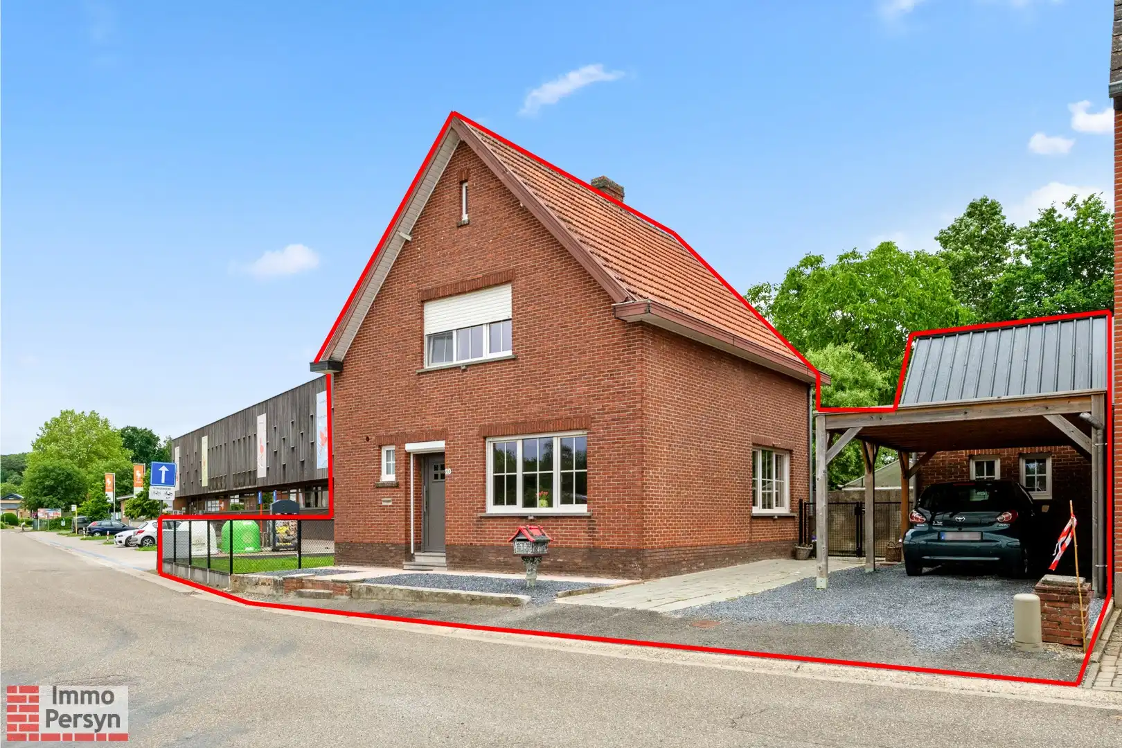 Charmante, gerenoveerde woning met carport en tuin foto 2
