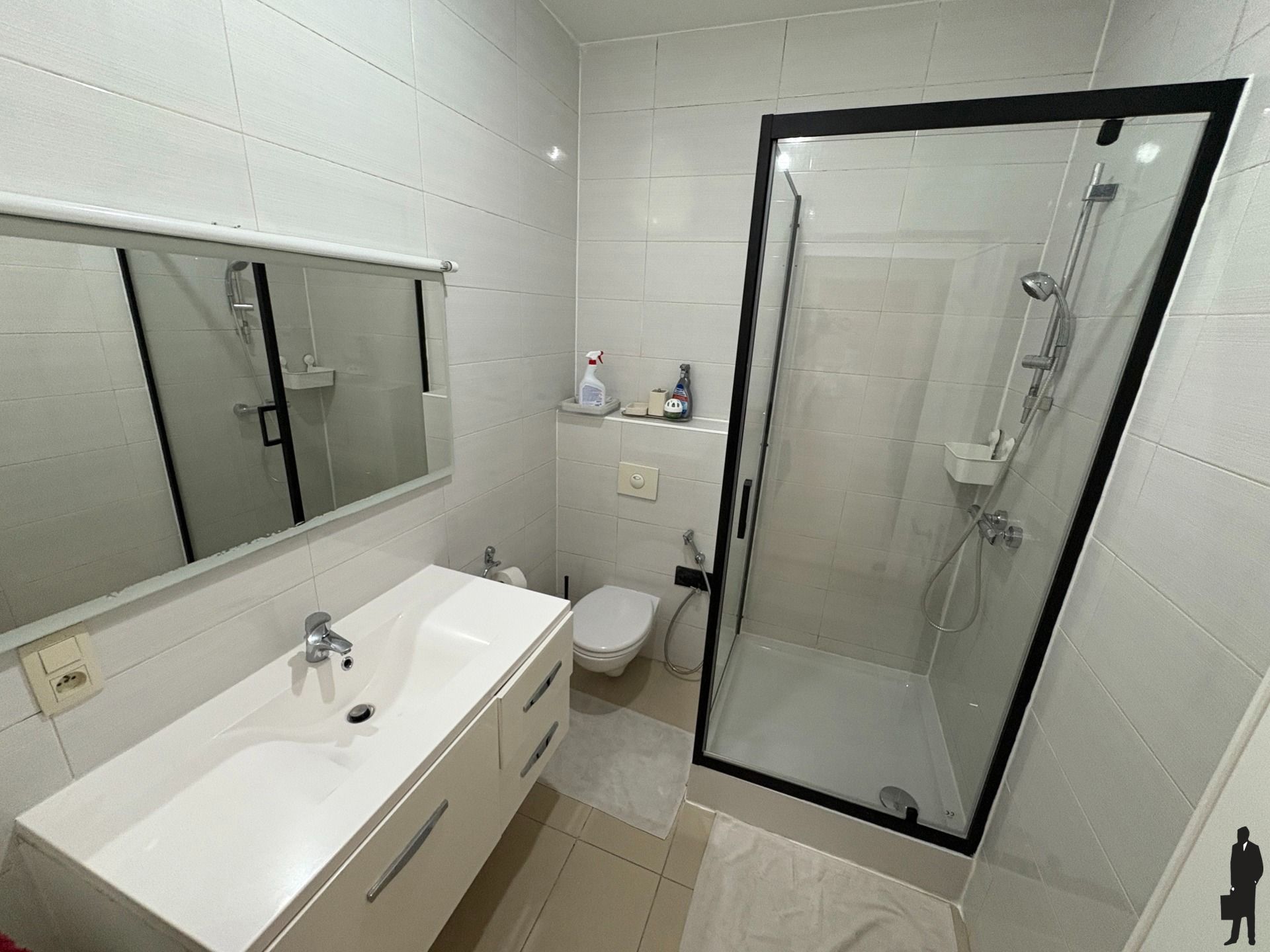 Gemeubeld instapklaar 3-slaapkamer appartement te huur foto 8