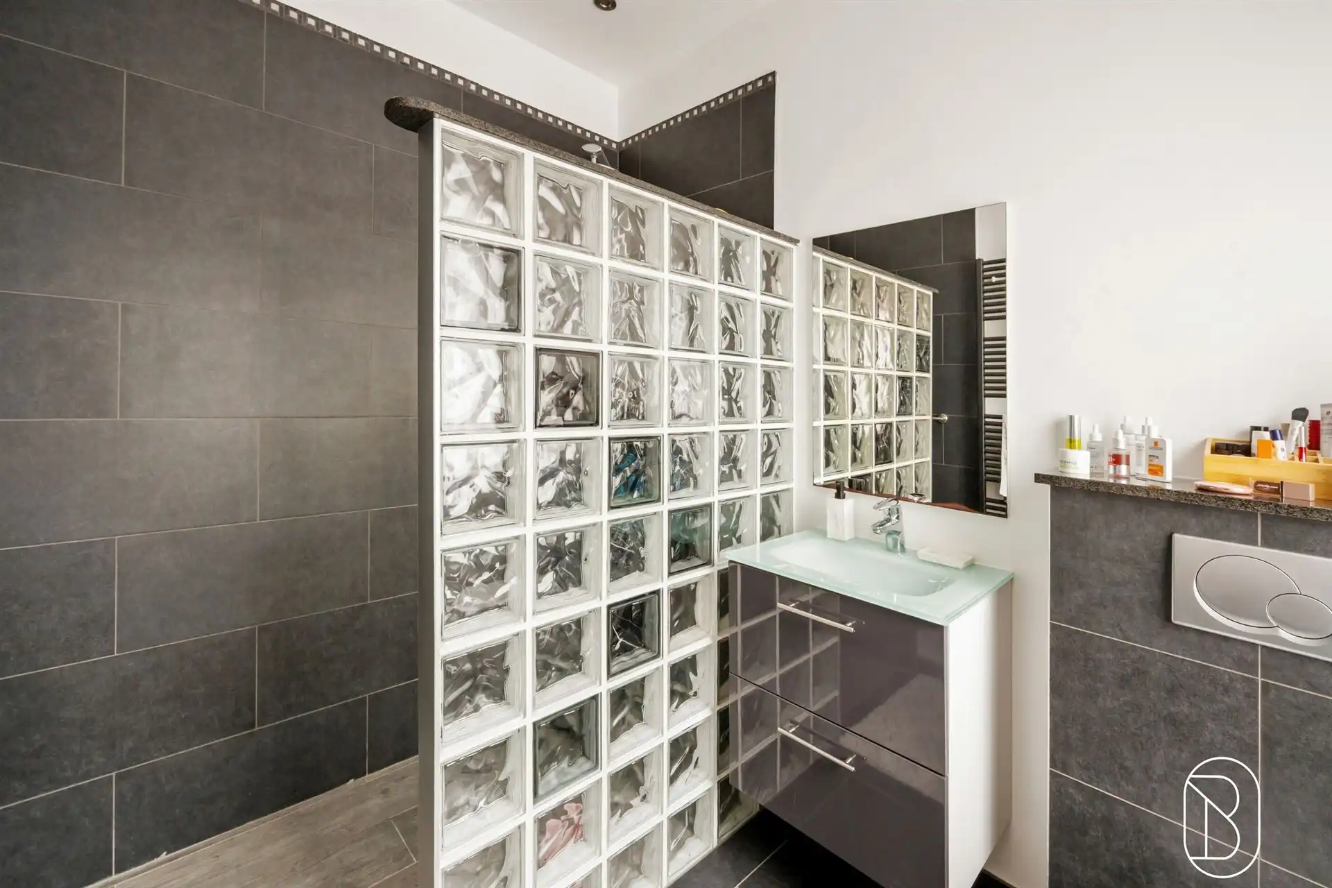 Ruime instapklare woning met 4 slpk, garage/atelier & tuin! foto 18