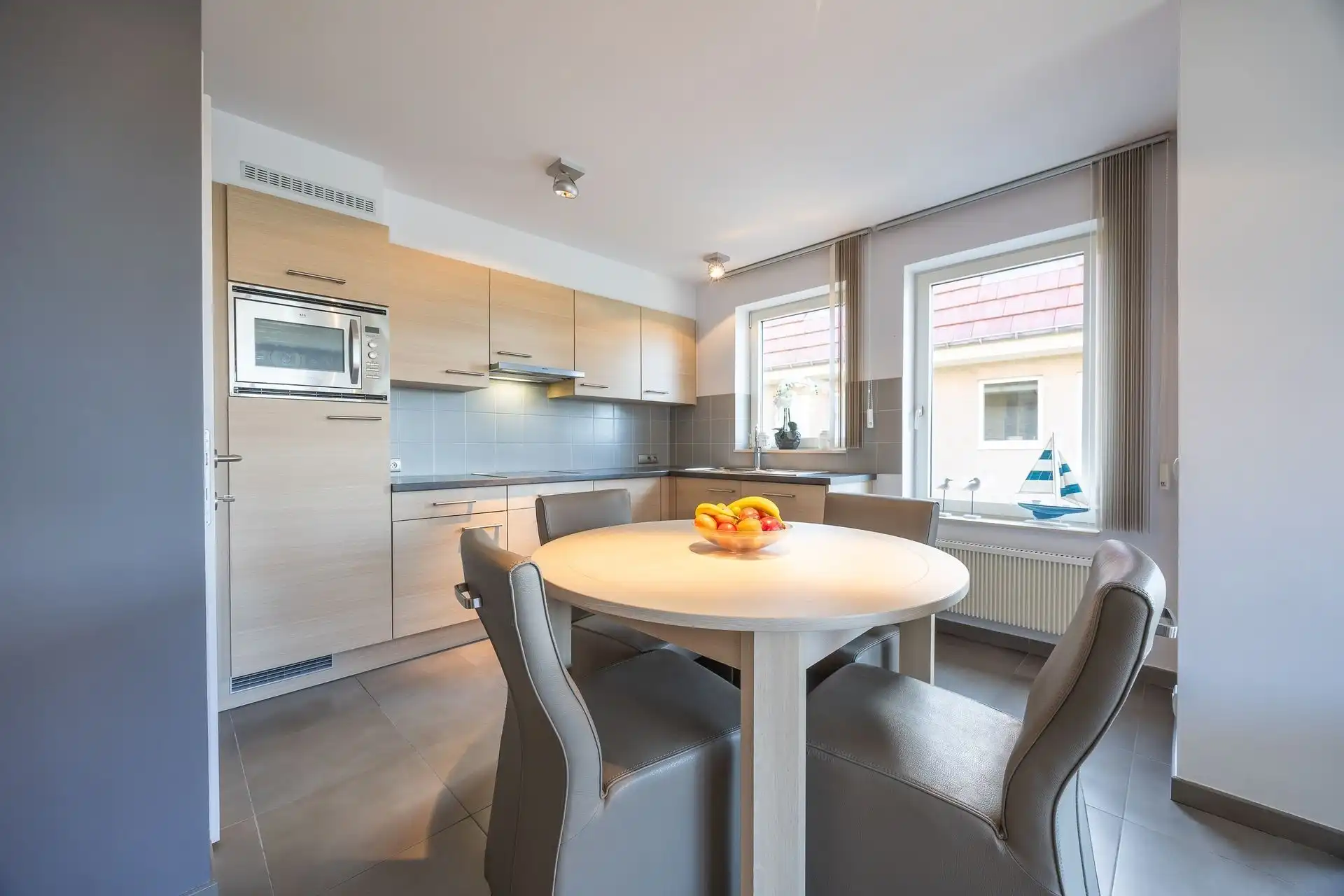 Zonnig 2 slpk hoekappartement met zuidgericht terras, garagebox, kelder en staanplaats foto 4