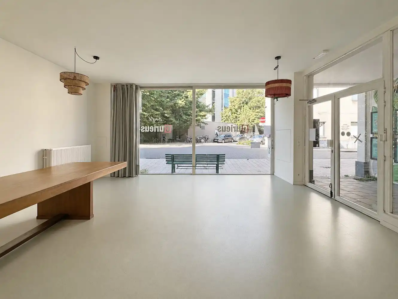 Ruime handelszaak (+/- 121 m²) op een goede en centrale locatie te Berchem! foto {{pictureIndex}}
