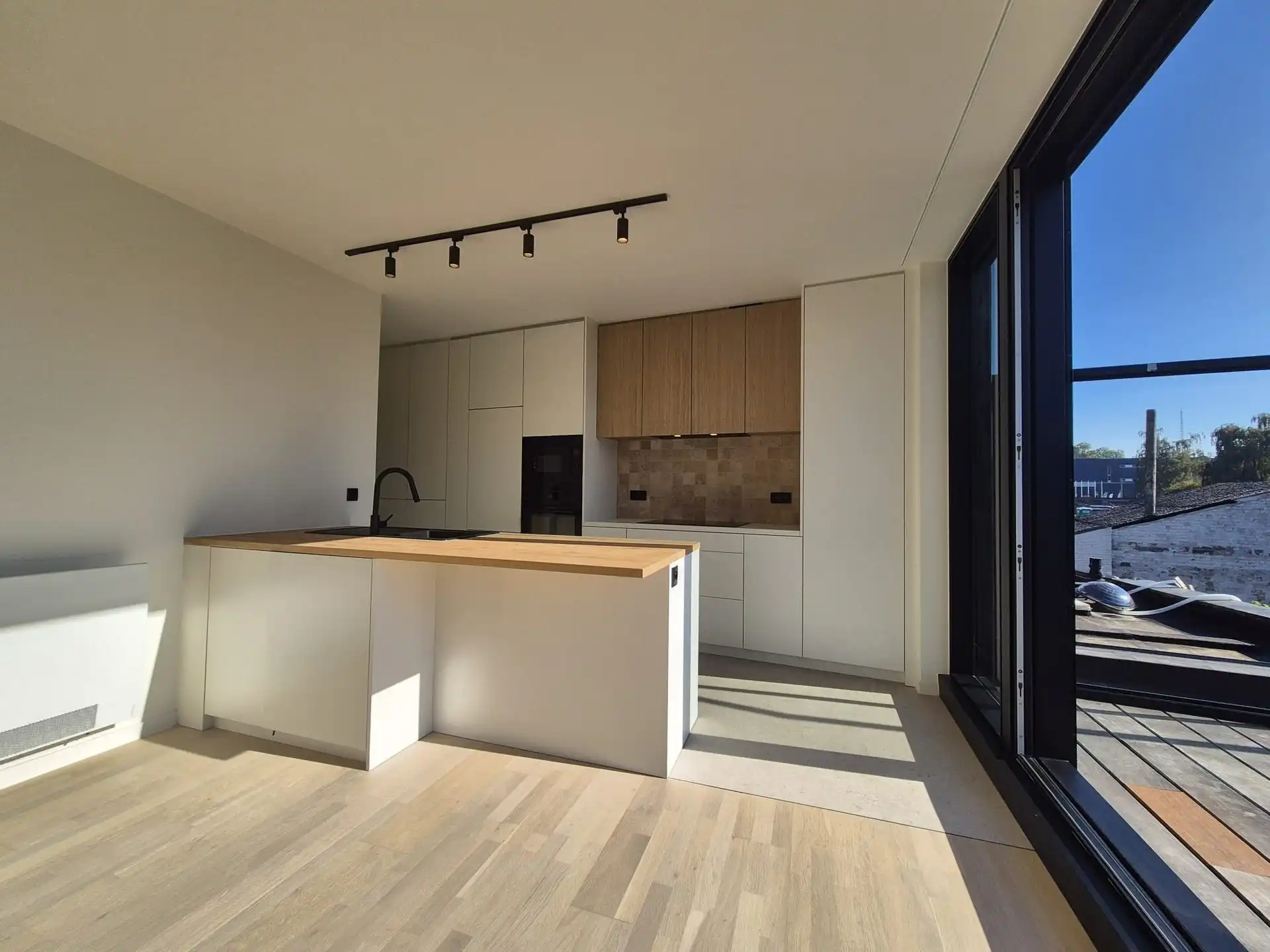 Ruime en luxueus afgewerkte duplex met 4 slaapkamers, terras en tuin. foto 3