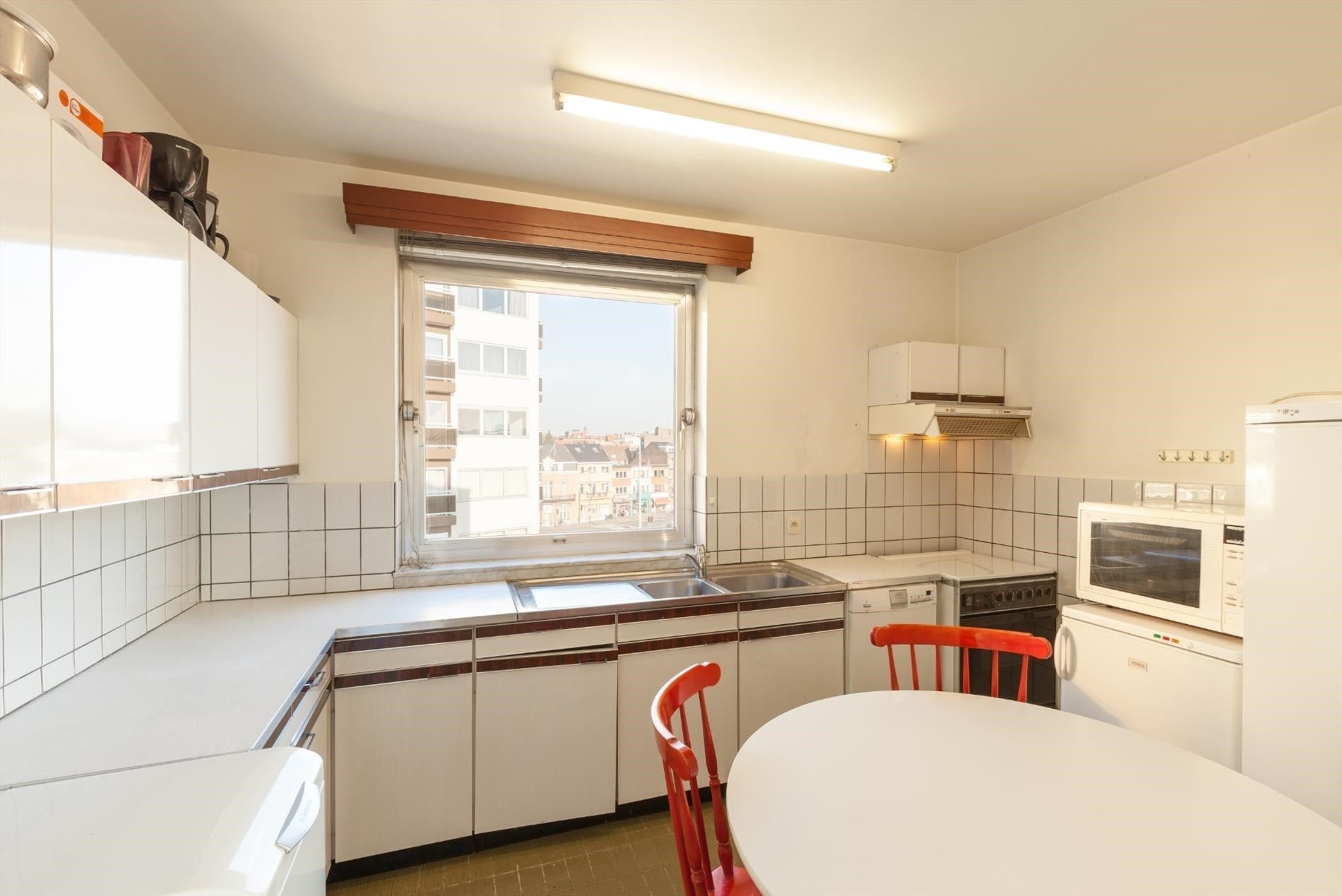 Te renoveren appartement op strategische locatie met terras foto 4