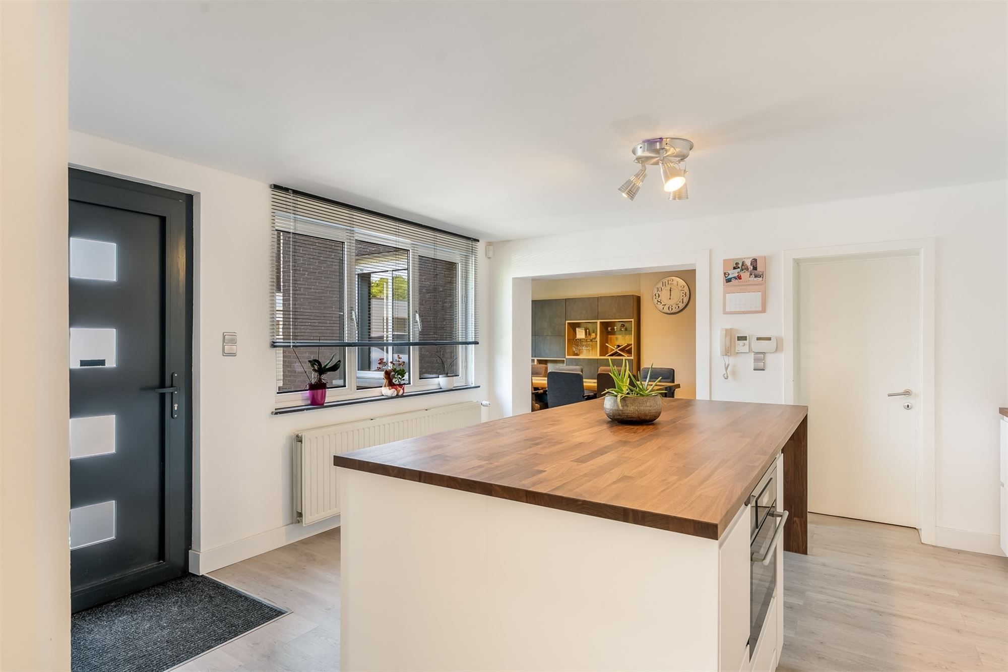 ZEER GOED GELEGEN, RUIME WONING  MET PRAKTIJKRUIMTE EN MOGELIJKHEID TOT 4 SLAAPKAMERS TE ZONHOVEN foto 11