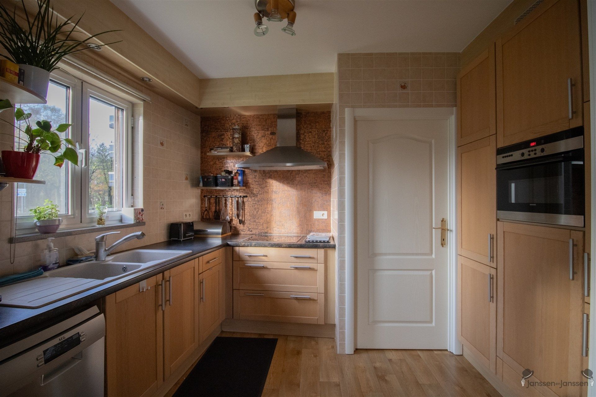 Gelijkvloers appartement van 115 m² met tuin, 2 slaapkamers en een ondergrondse parkeerplaats foto 5