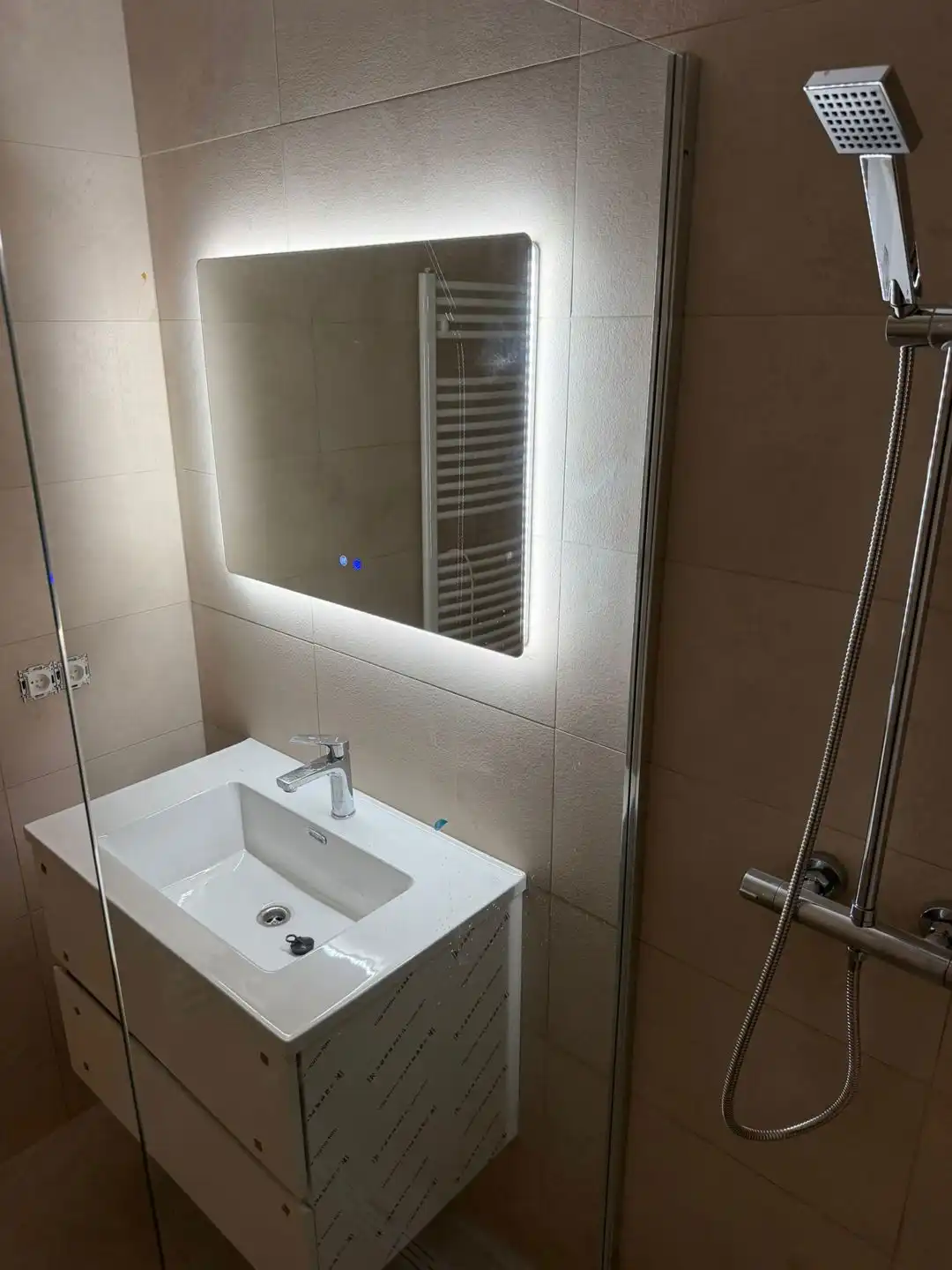 GENK te koop: gerenoveerd appartement met 2 slaapkamers foto 4