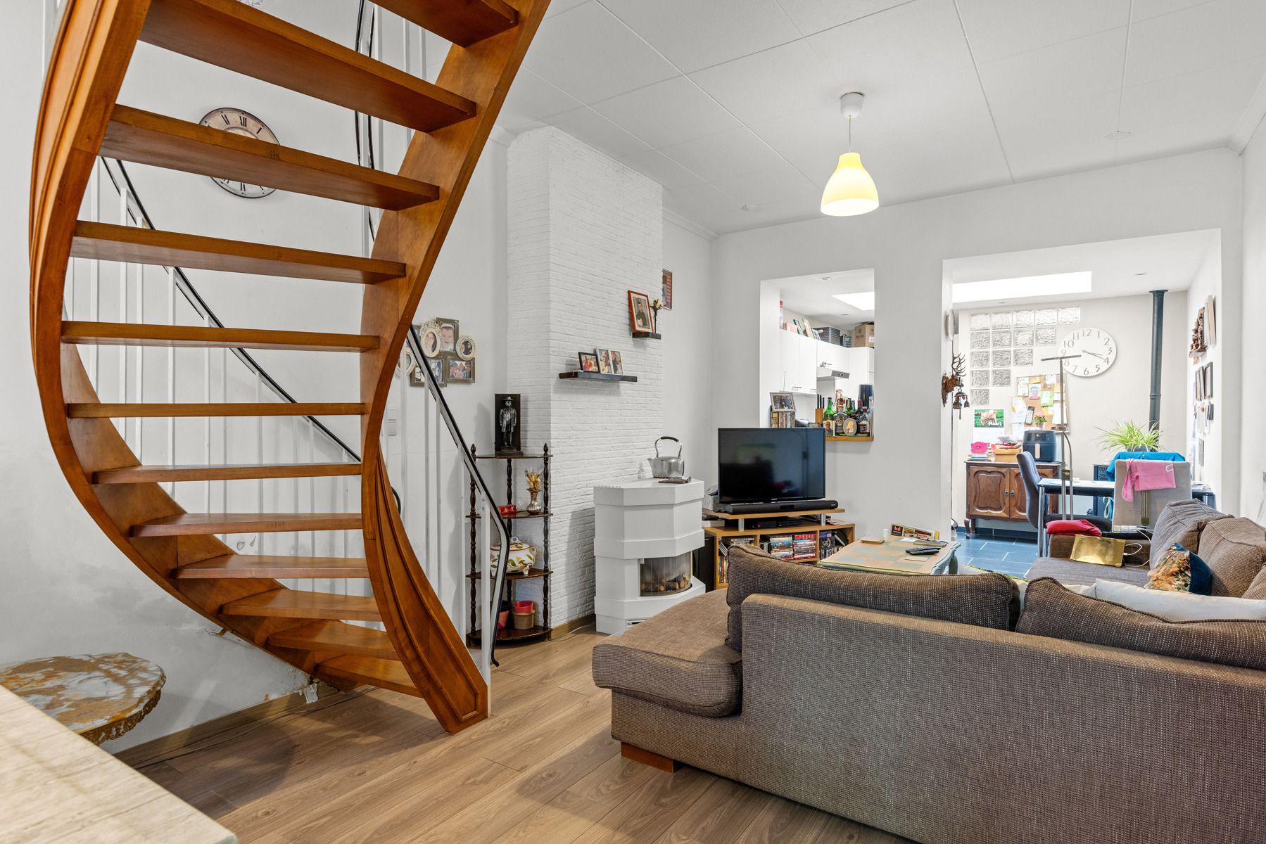 Knusse en gezellige rijwoning met tuin – Jouw warme thuis! foto 3