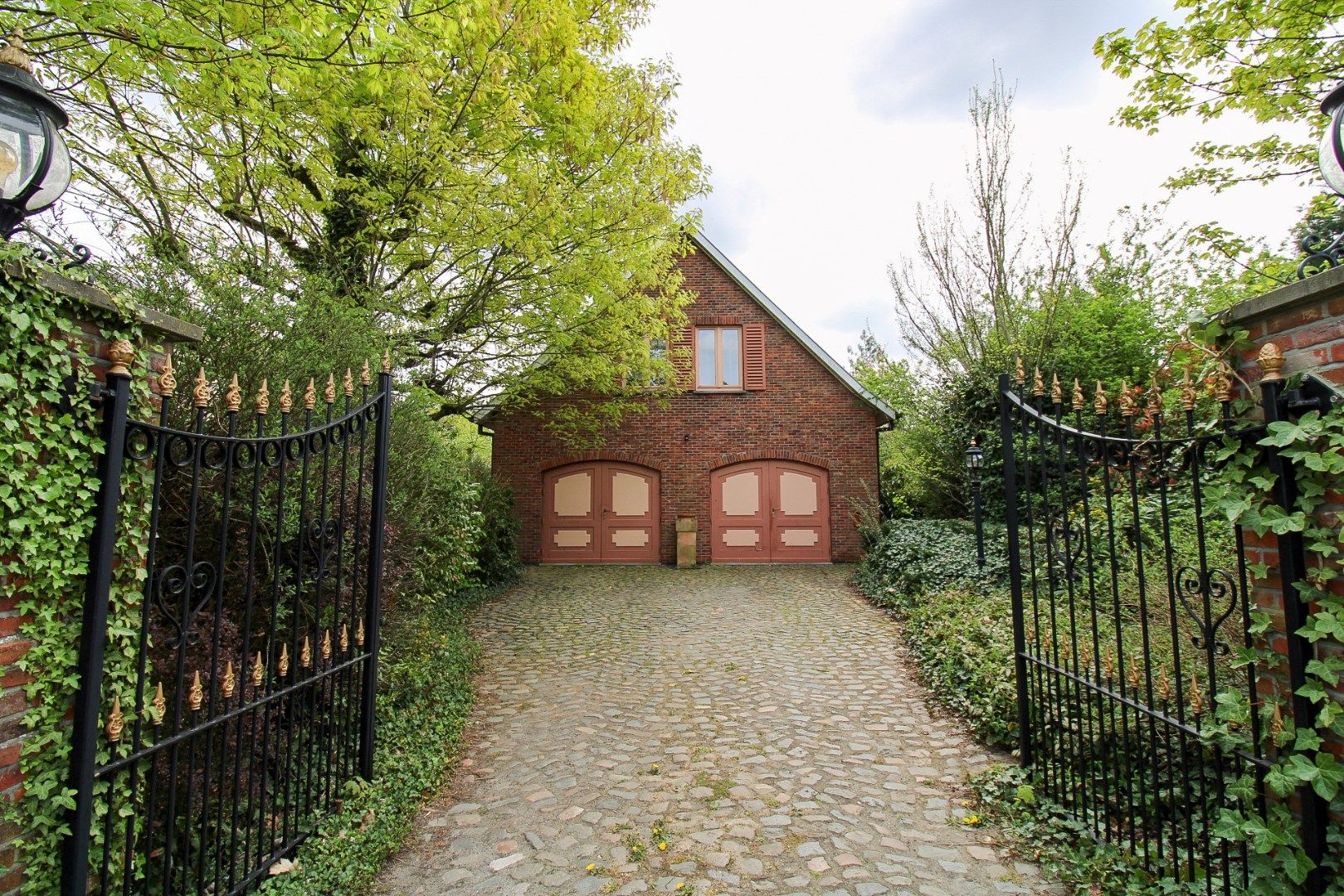 Luxe, ruimte en ontspanning onder één dak – exclusieve villa met zwembad en tennisveld te koop in Beveren! foto 2