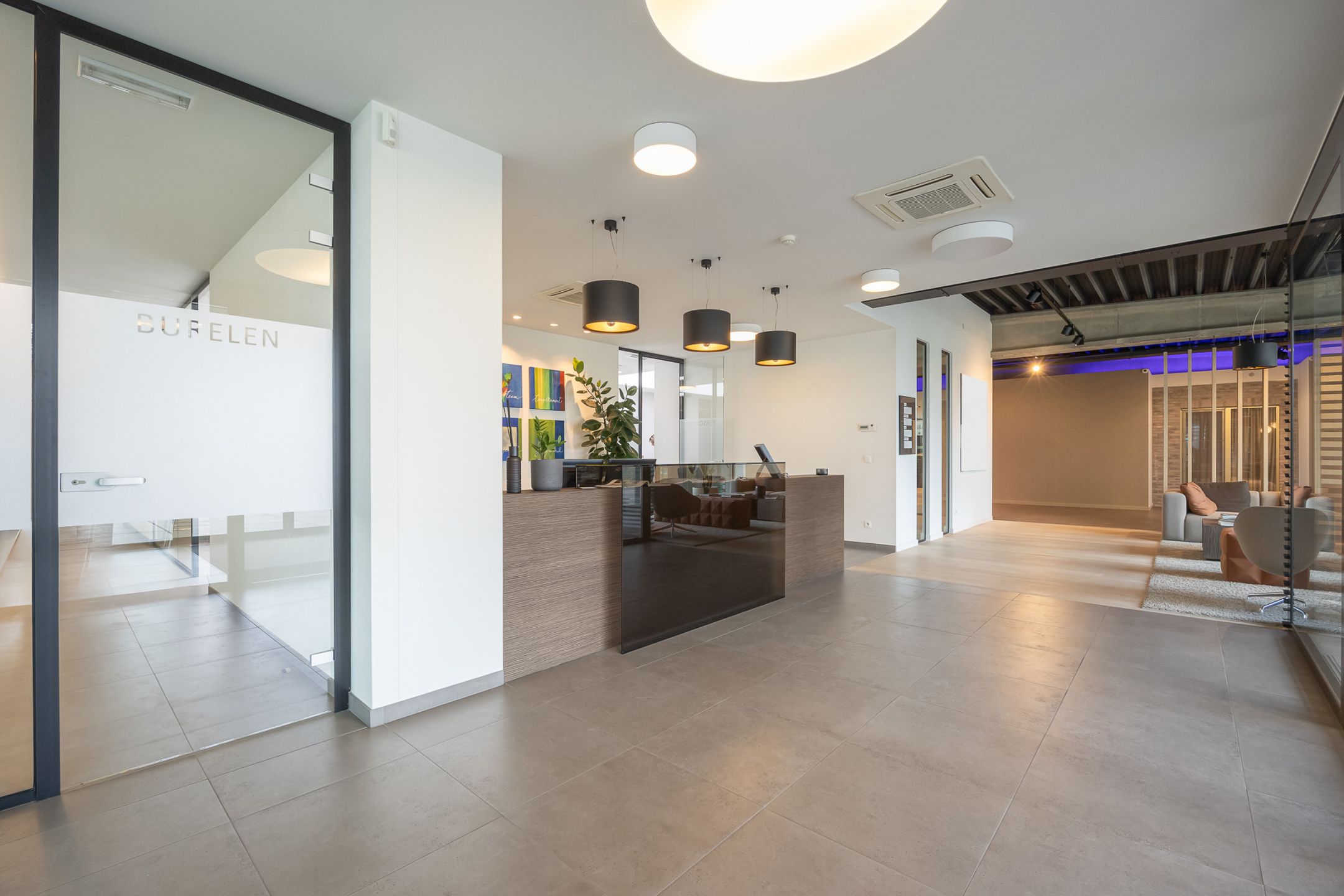 Strategische gelegen showroom te huur te Wijnegem!  foto 6