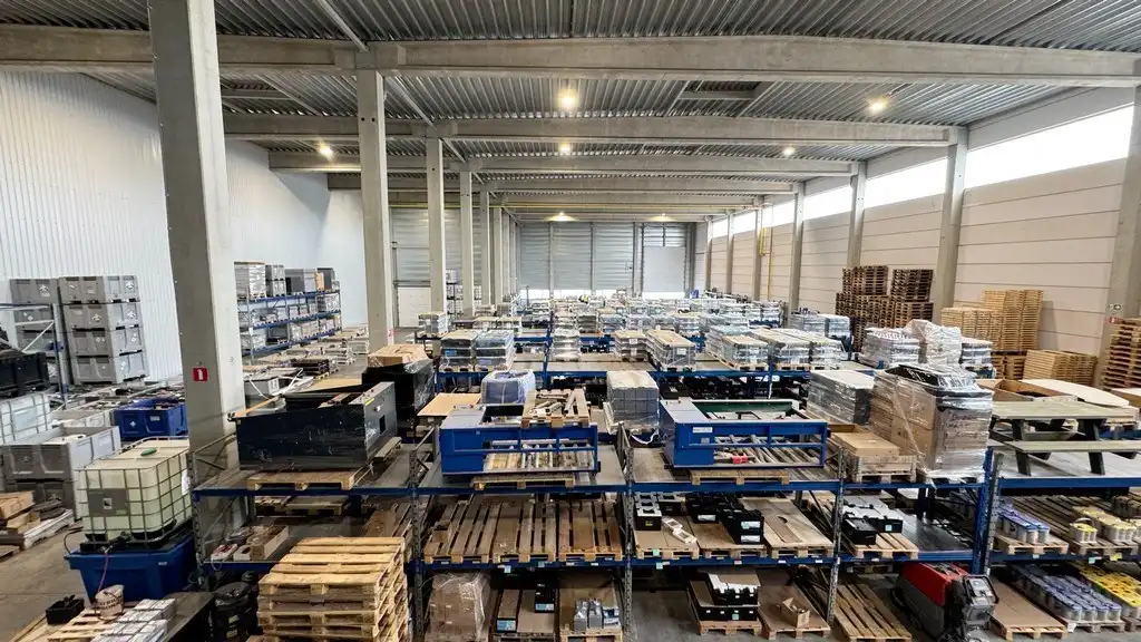 Magazijn met laadkades en kantoor te huur in Malle foto 12