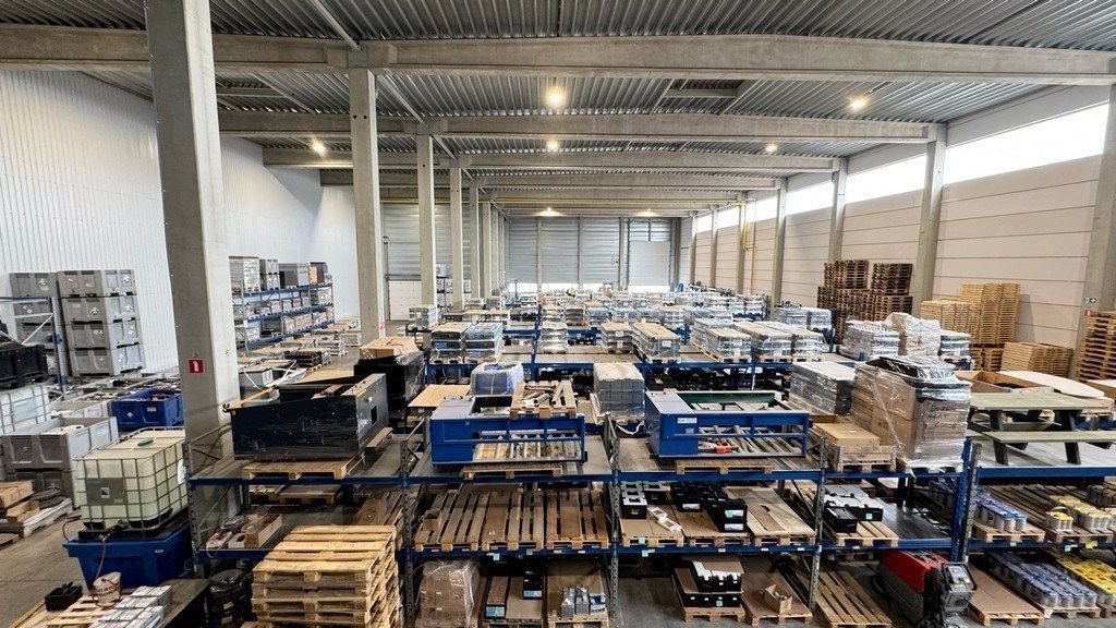 Magazijn met laadkades en kantoor te huur in Malle foto 12