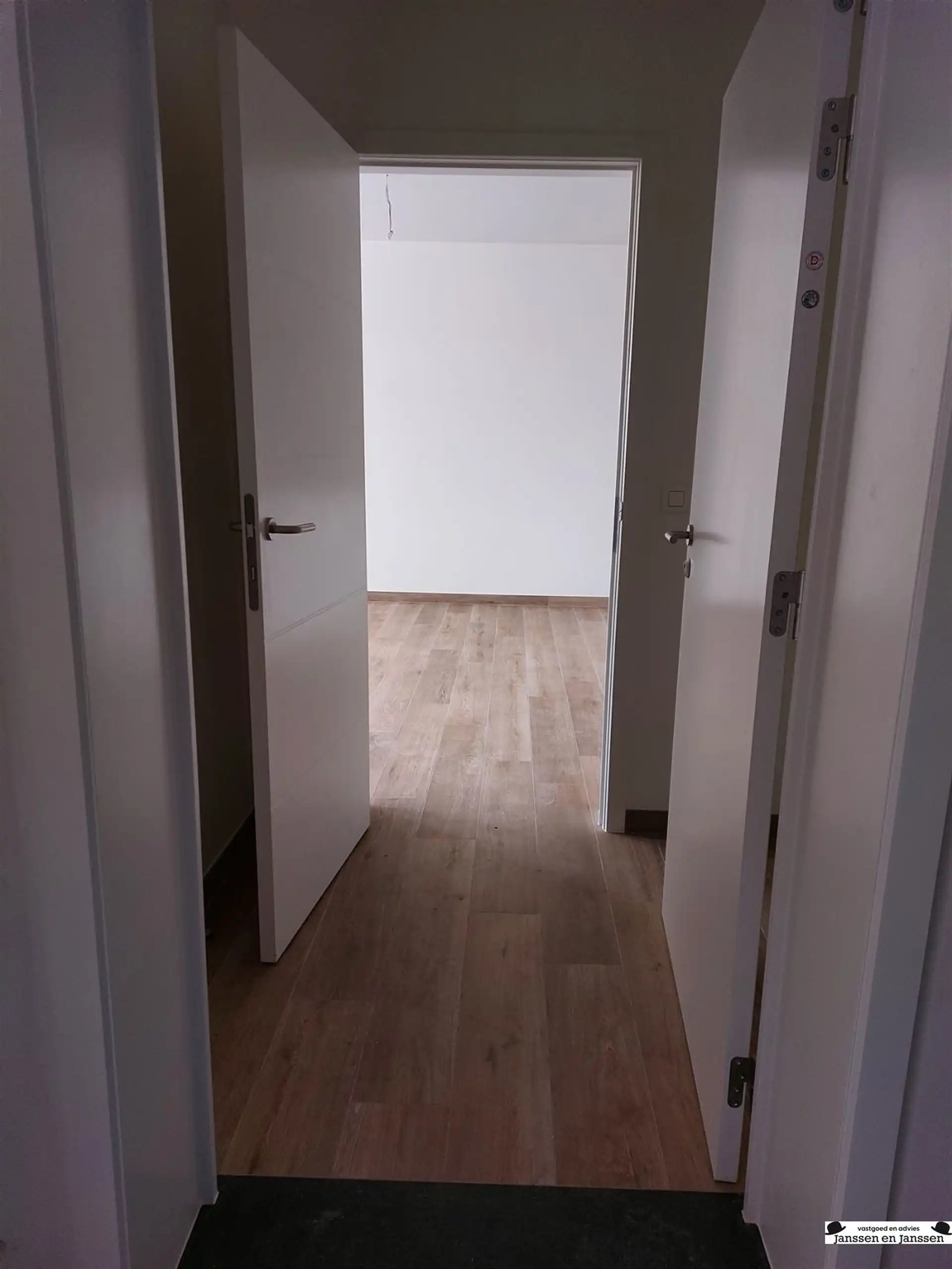 Stijlvol afgewerkt appartement met 2 slpks, twee auto-staanplaatsen en terras in het centrum van Gooreind (ca.100m²) foto 13
