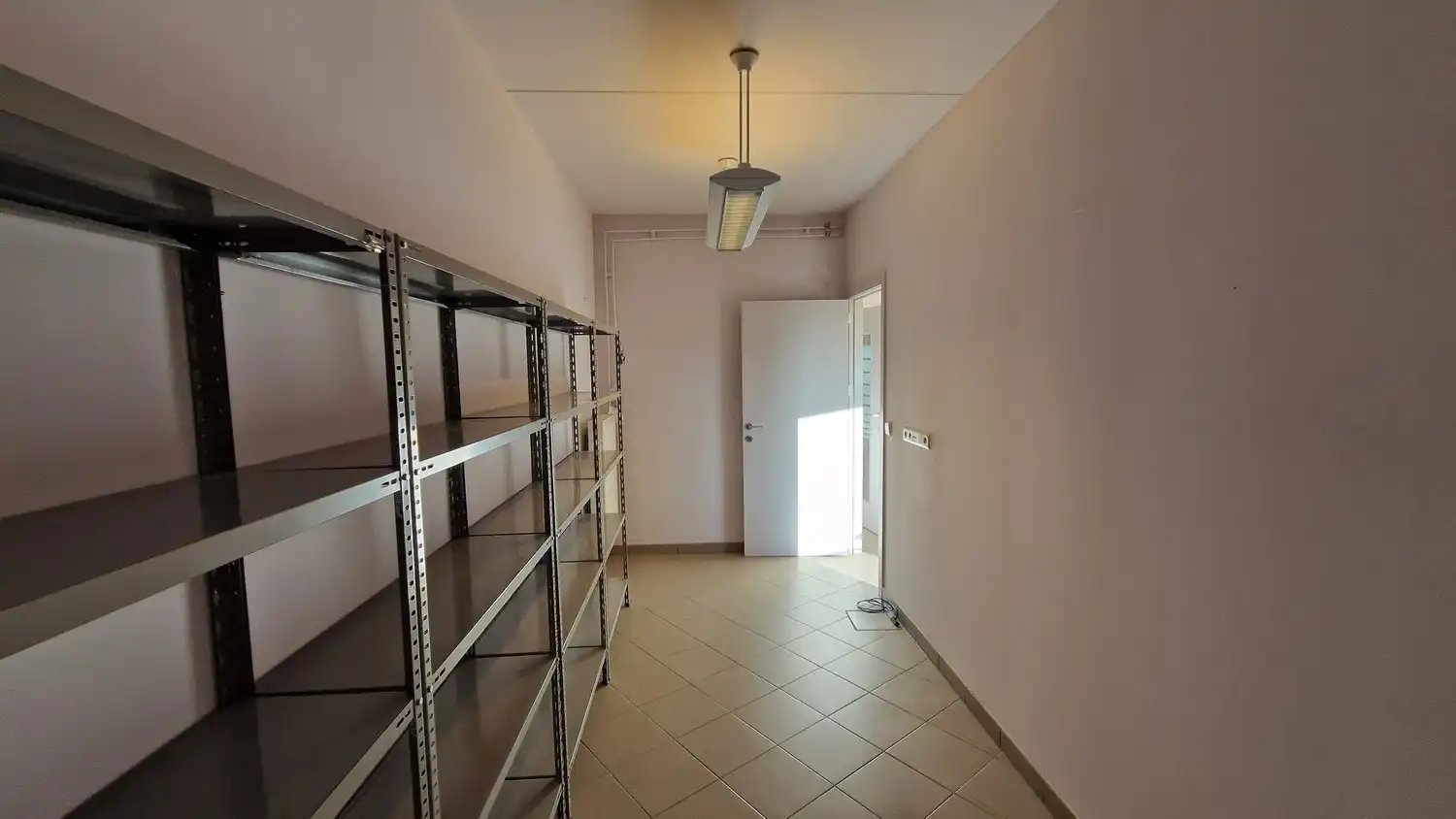 Mooi en verzorgd handelspand - bureelruimte foto 9