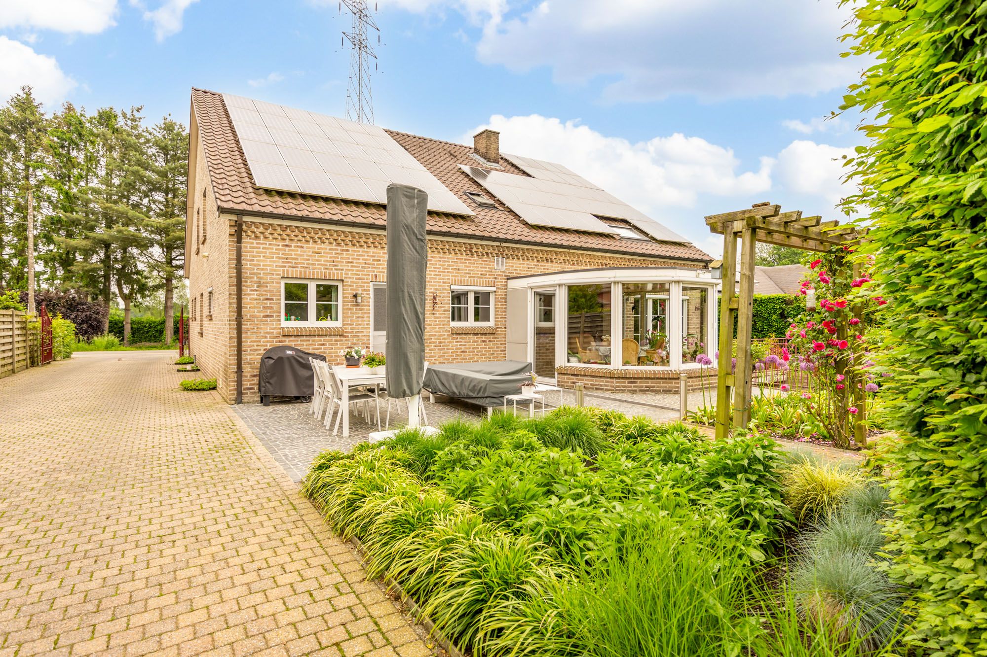 IDEALIS VASTGOED - ZEER RUSTIG GELEGEN VILLA MET ACHTERLIGGEND PERCEEL (+-2ha) ! – Perfect onderhouden woning met fijne indeling op een centrale locatie en dicht bij het centrum van Overpelt! Deze woning omvat +-431m² bewoonbare oppervlakte met een fijne lichtrijke leefruimte, 3 keukens, 3 badkamers, 4 slaapkamers, een zeer aangename veranda met prachtig uitzicht op de achterliggende weides en is volledig onderkelderd!! De woning is gelegen op een perceel van +- 2 ha op het ’Lindel’ en op fietsafstand van het centrum van Overpelt. Zeer geschikte woning voor paarden- en dierenliefhebbers die opzoek zijn naar een perfect onderhouden, instapklare woning met veel ruimte, stallingen en opbergplaatsen. foto 8