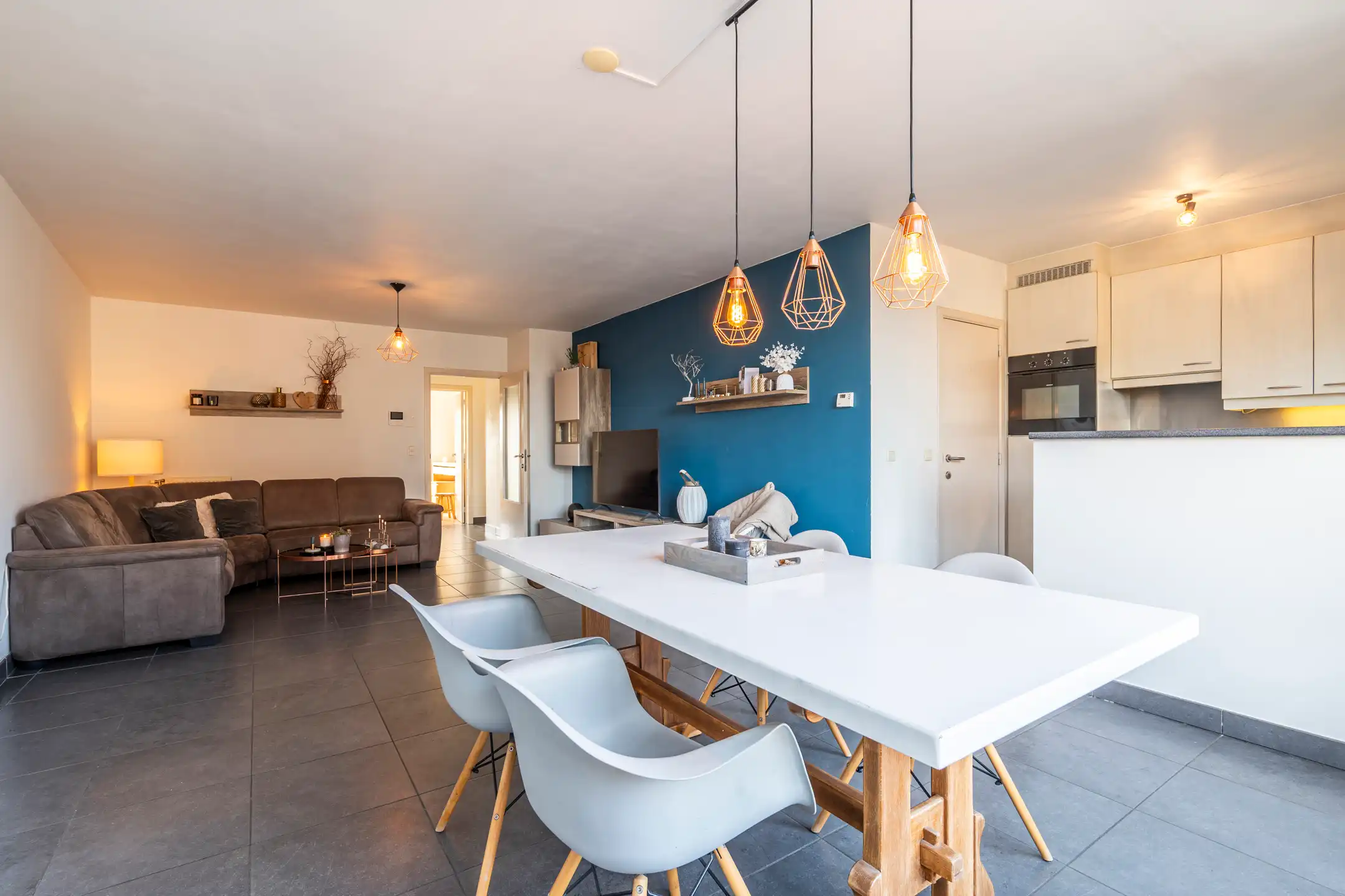 Uitstekend 2 slpk. appartement met kelderberging en private garage foto 5