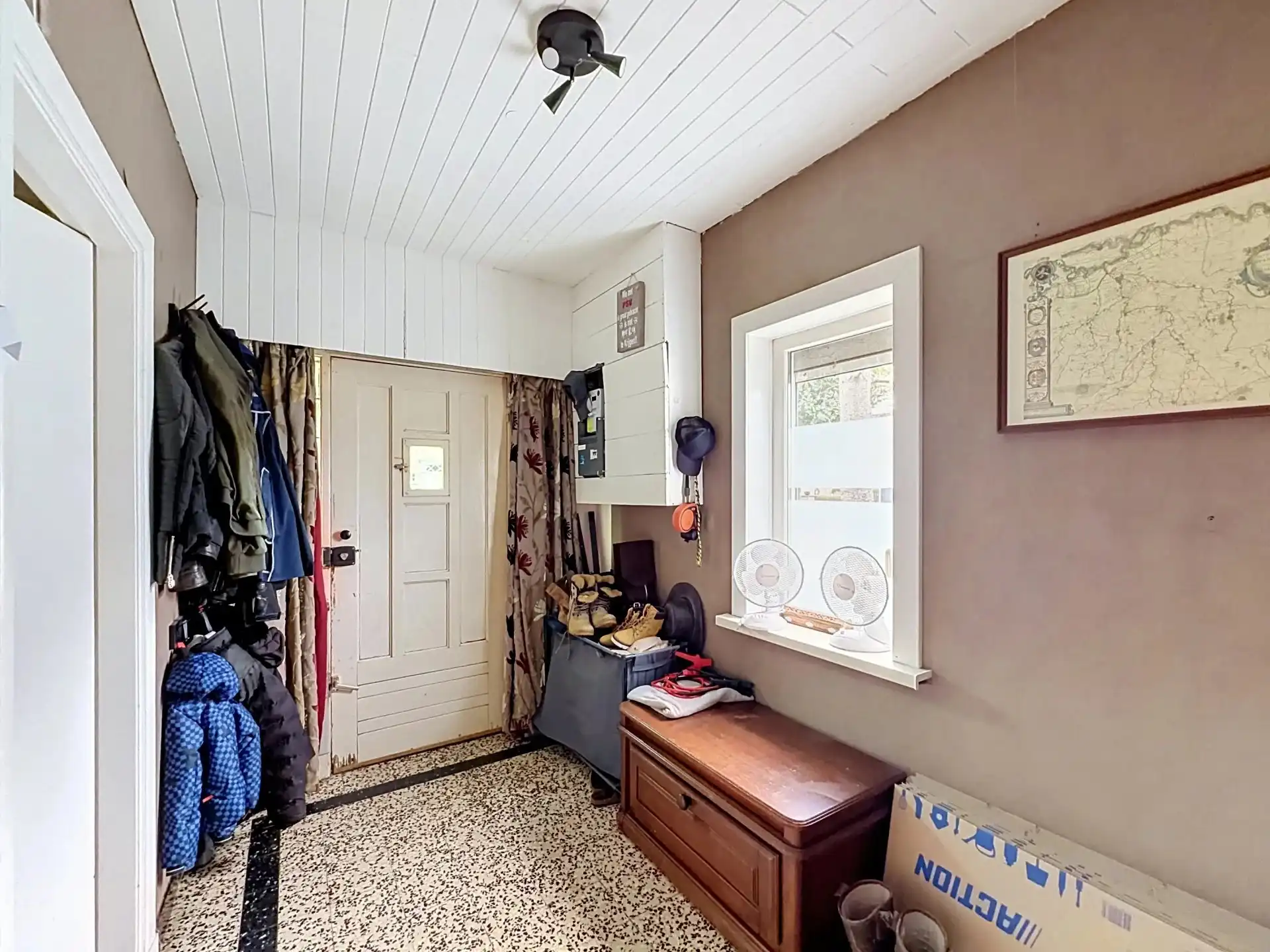 Ruime open bebouwing met 4 slaapkamers, garage en grote tuin. foto 3