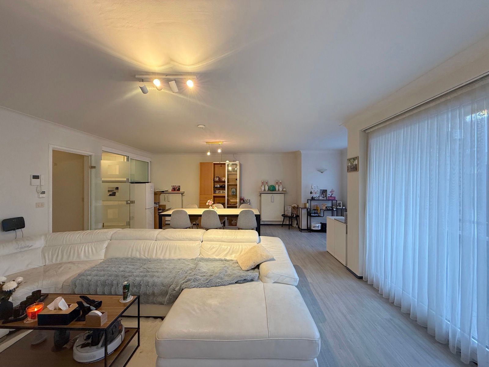 Ruim appartement met 2 slaapkamers, terras en garage foto 5