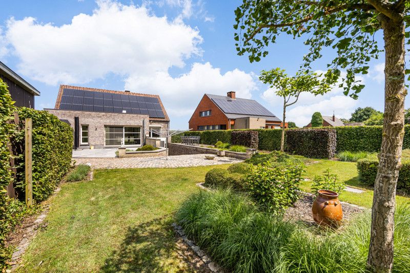 Luxueuze en instapklare woning met garages en tuin foto 2